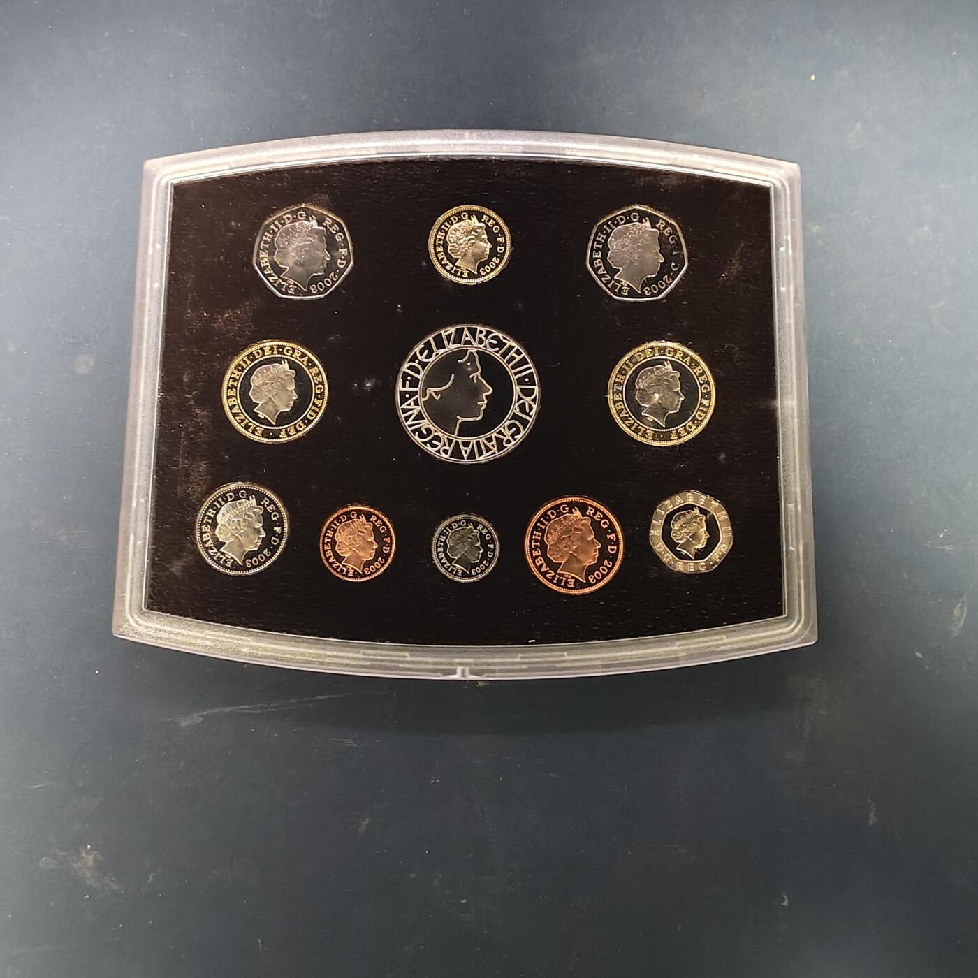 【全场包邮】纯粹捡漏拍513场 英国2003年官方收藏盒装精制套币-盒证全-含5镑女王加冕50周年+2镑DNA发现50周年+1镑盾徽+50便士妇女社会和政治联盟精制纪念币