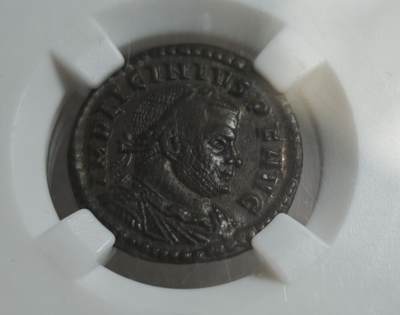 瓶子🏺第233期拍卖会 -  古罗马李锡尼乌斯一世（Licinius I）太阳神主题铜币   罗马帝国西部皇帝李锡尼乌斯一世（Flavius Valerius Licinianus Licinius） 发行的青铜铜币（Follis/Nummus）主题为太阳神索尔（Sol Invictus），铸造于公元308-324年间