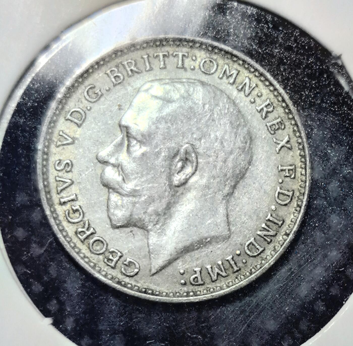 外国优质老铜币银币苏联纪念章，每周六晚九点倒数截拍，满百包邮可寄存，持续收拍 美品英国乔治五世1925 年3 便士银币，正面为国王左向肖像，背面是冠饰 “3” 与花环。发行于一战后，是英国日常流通小额银币，见证了乔治五世统治下的英国社会与币制变革。