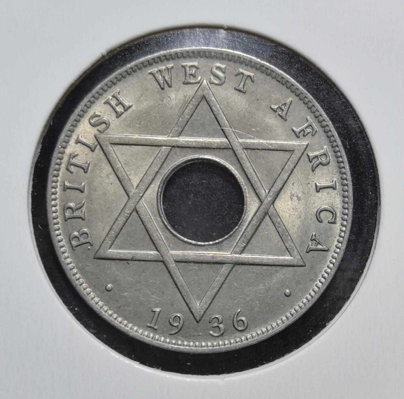 外国优质老铜币银币苏联纪念章，每周六晚九点倒数截拍，满百包邮可寄存，持续收拍 极美品带光英属西非1936年爱德华八世半便士H版，为英国殖民时期货币。因爱德华八世在位仅 10 个月便退位，英国本土未发行其流通币，仅海外殖民地发行，此币带中孔便于当地人串挂携带，是极具收藏价值的稀有币种。