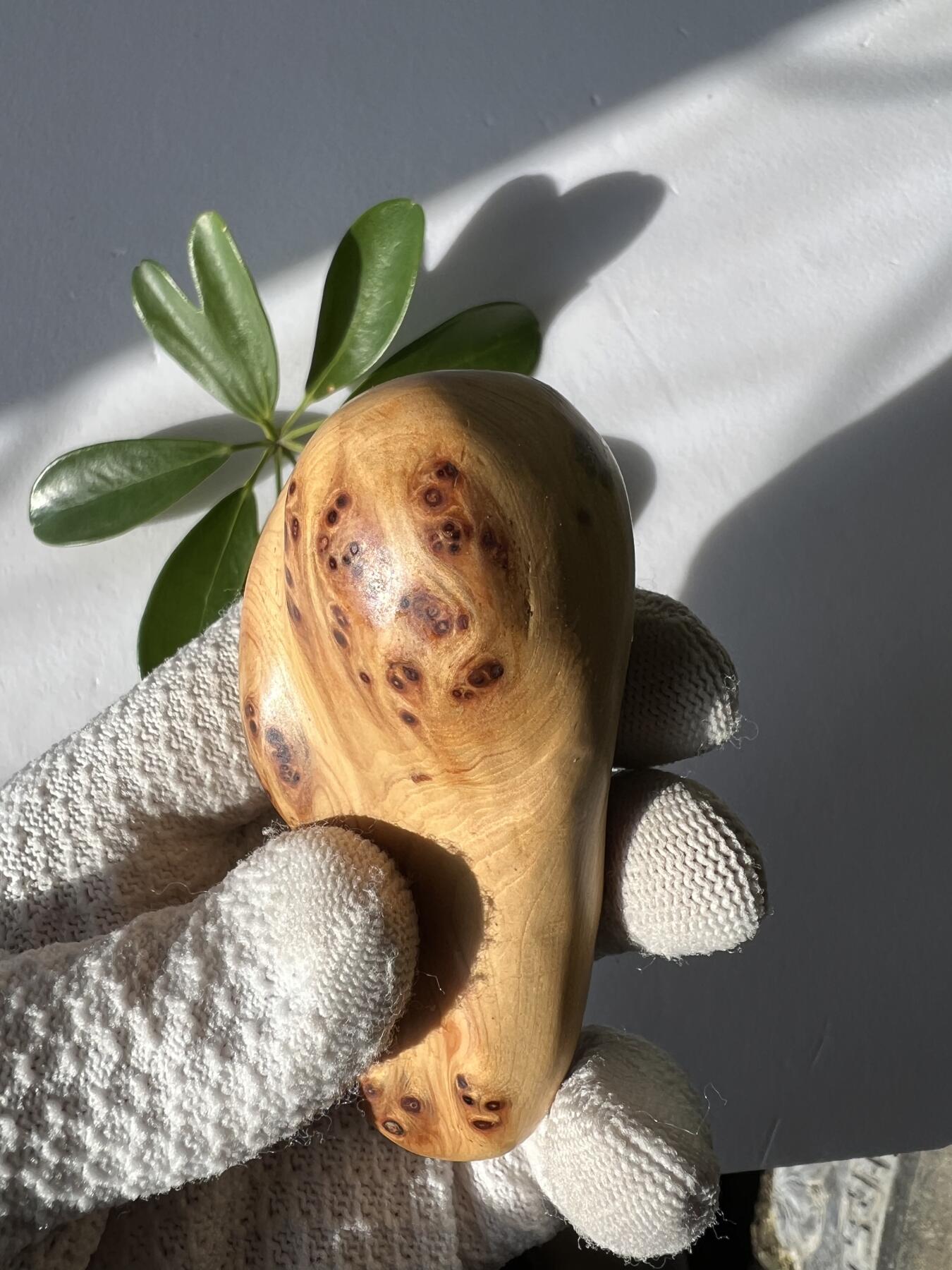 零元拍：崖柏瘤花随型手把件，十多年前的存货了，陈化的非常好，香味扑鼻，油性极大。