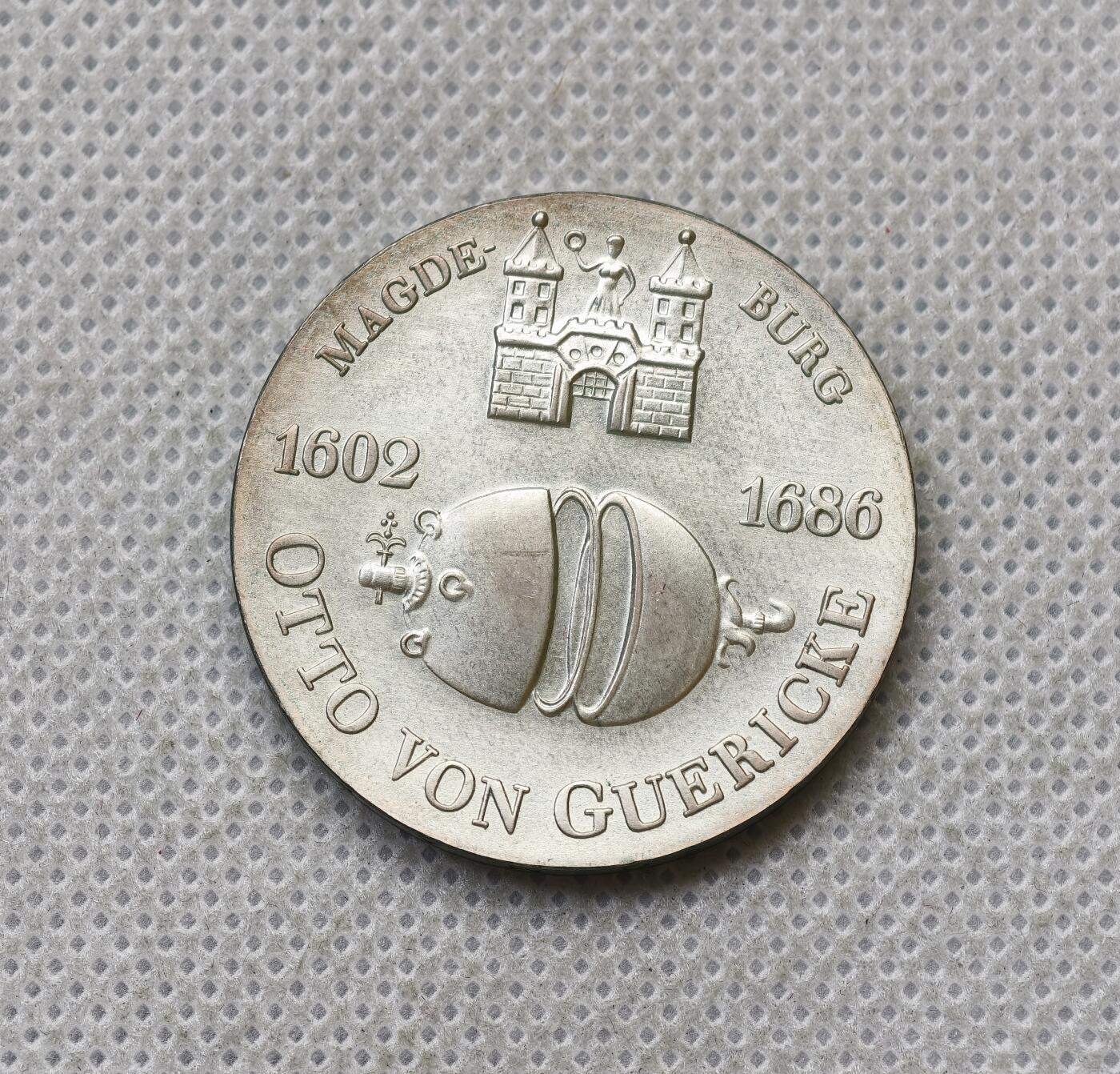 甄臻铺-世界币章拍卖（第54期），3月28日甄品场拍品征集中，送拍享返佣金等优惠多多 裸币，罕见，1977年10马克物理学家奥托冯格里克马德堡半球大气压实验纪念银币，细节见图