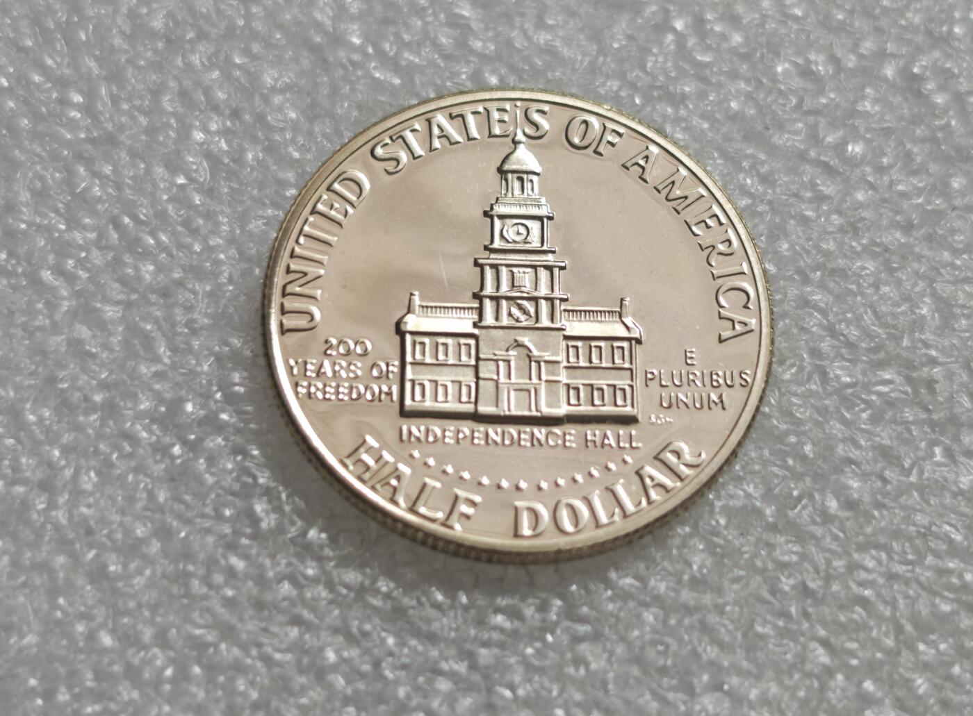 瓶子🏺第233期拍卖会  美国建国200周年肯尼迪半美元精制银币40%含银量（1776-1976）详细资料   这是一枚为纪念美国独立200周年发行的肯尼迪半美元（Kennedy Half Dollar）美国建国200周年纪念币系列