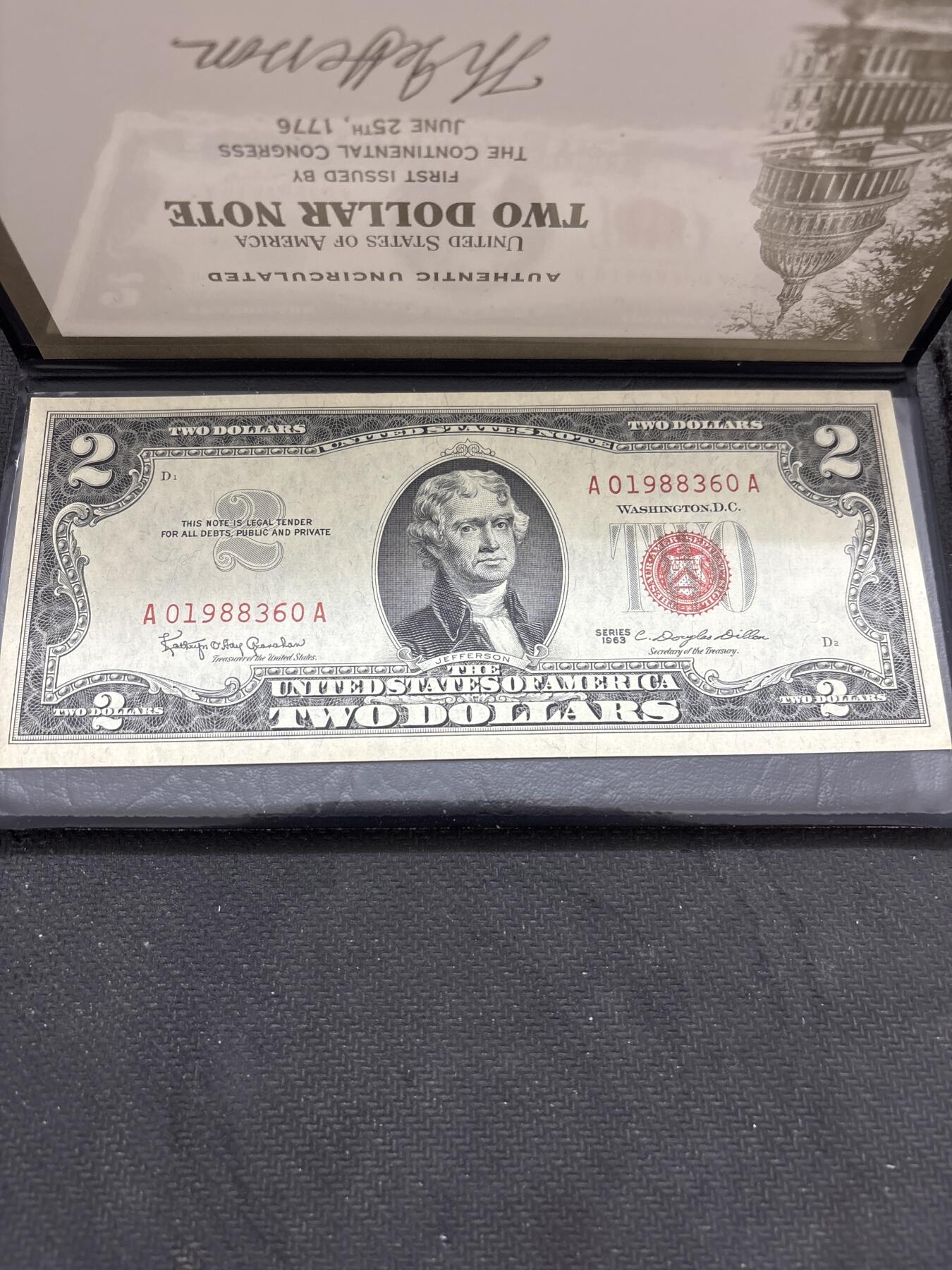 文馨钱币收藏第 296 场，长期接代拍业务 稀少 1963 年美国红库 2 美元，全程不带 47 靓号 ，近乎全新，带册子