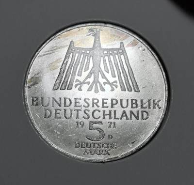 外国优质老铜币银币苏联纪念章，每周六晚九点倒数截拍，满百包邮可寄存，持续收拍 - 西德1971年丢勒5马克纪念银币，为纪念德国文艺复兴巨匠阿尔布雷特・丢勒诞辰 500 周年而铸。币面刻有丢勒的个人花押与生卒年份，背面为联邦德国鹰徽，是西德时期重要的文化类纪念币。