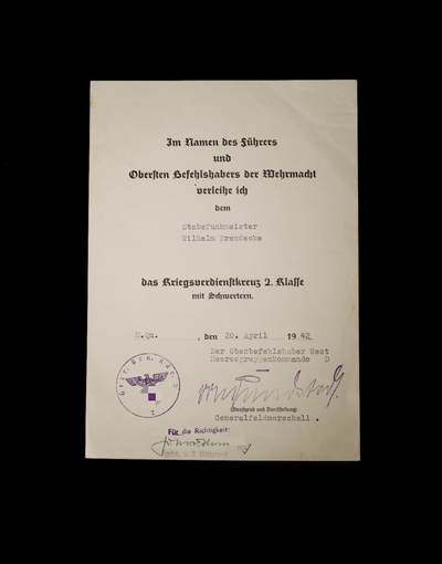 戎马世界章牌大赏第112期 德专场 - 威廉·布伦德克中尉 的带剑二级战功十字勋章的证书 由陆军元帅格尔德·冯·龙德施泰特印签 证书于4月20日签发，属于希特勒生日集中授勋，证书版本比较特殊