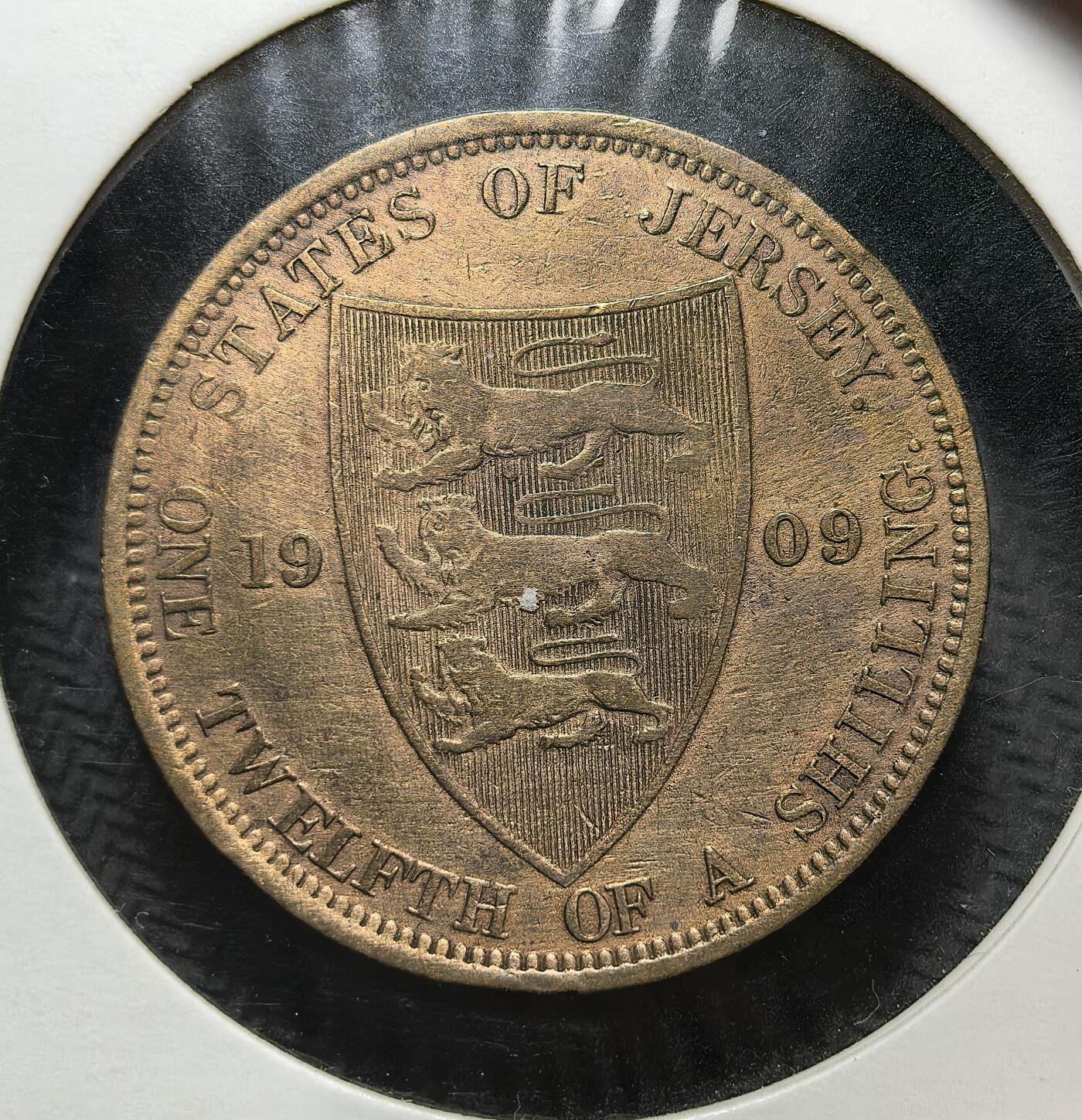 外国优质老铜币银币苏联纪念章，每周六晚九点倒数截拍，满百包邮可寄存，持续收拍 泽西岛1909年1/12 先令铜币，正面为爱德华七世肖像，背面是泽西三狮纹章，见证英国王室统治下海峡群岛的自治货币体系与殖民经济背景，是英属海峡群岛早期流通币。