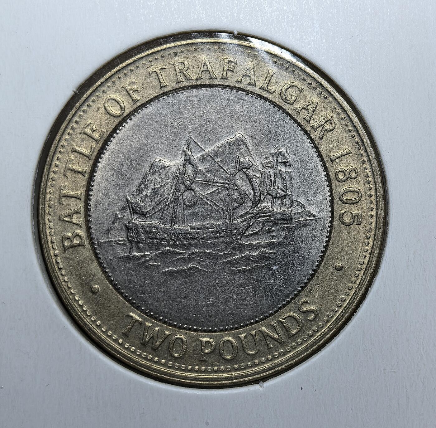 外国优质老铜币银币苏联纪念章，每周六晚九点倒数截拍，满百包邮可寄存，持续收拍 直布罗陀2009年2英镑双色纪念币，为纪念 1805 年特拉法尔加海战而铸造。正面为伊丽莎白二世头像，背面绘有海战帆船与直布罗陀岩山，是英属直布罗陀纪念重大历史事件的代表性币种。