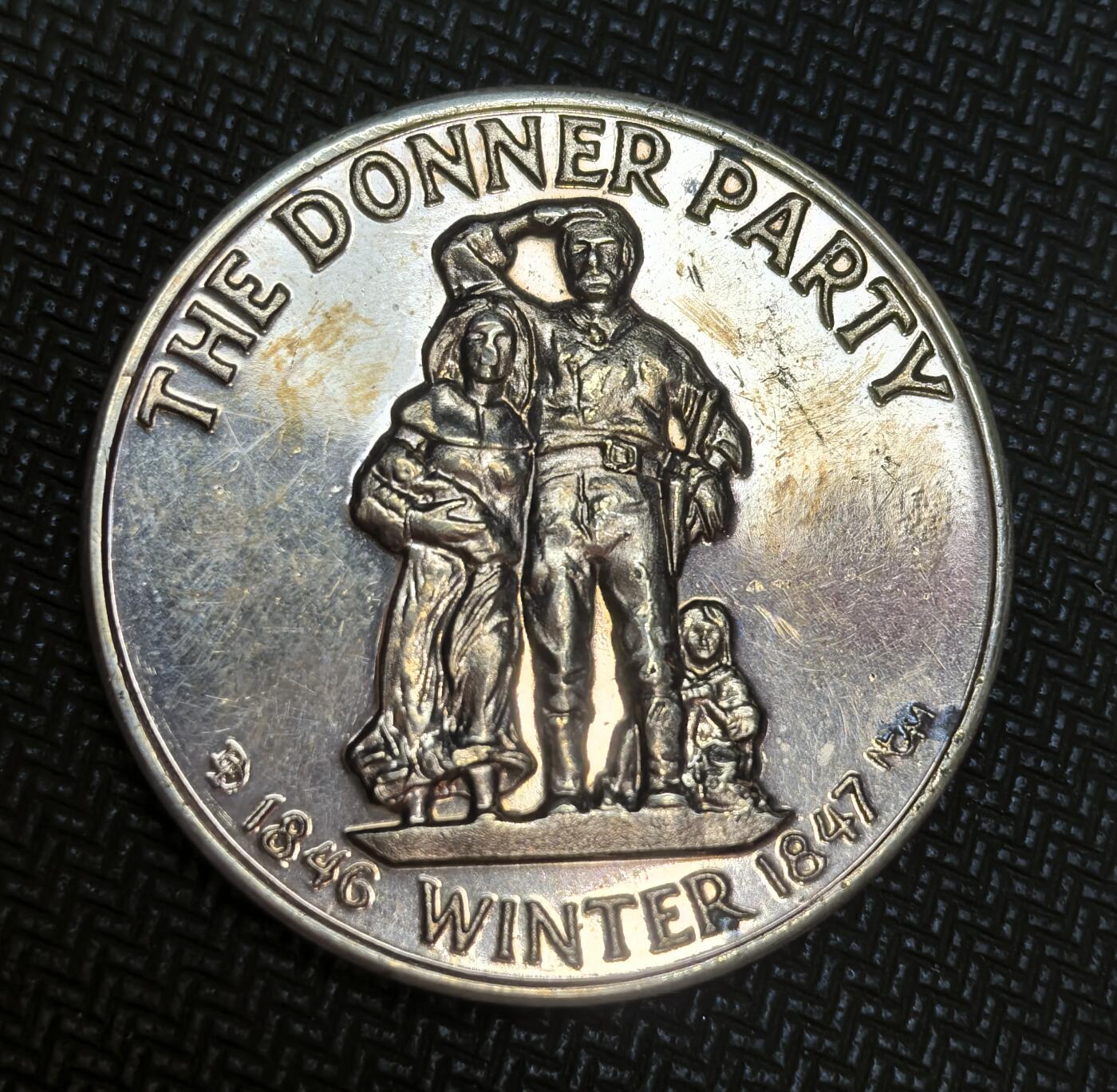 外国优质老铜币银币苏联纪念章，每周六晚九点倒数截拍，满百包邮可寄存，持续收拍 纪念美国西进运动中著名悲剧纪念章。1846 年，唐纳大队移民因误走捷径延误行程，冬季被困于加州唐纳湖（Donner Lake），87 人中仅 48 人生还，其故事成为西部拓荒史的重要印记。