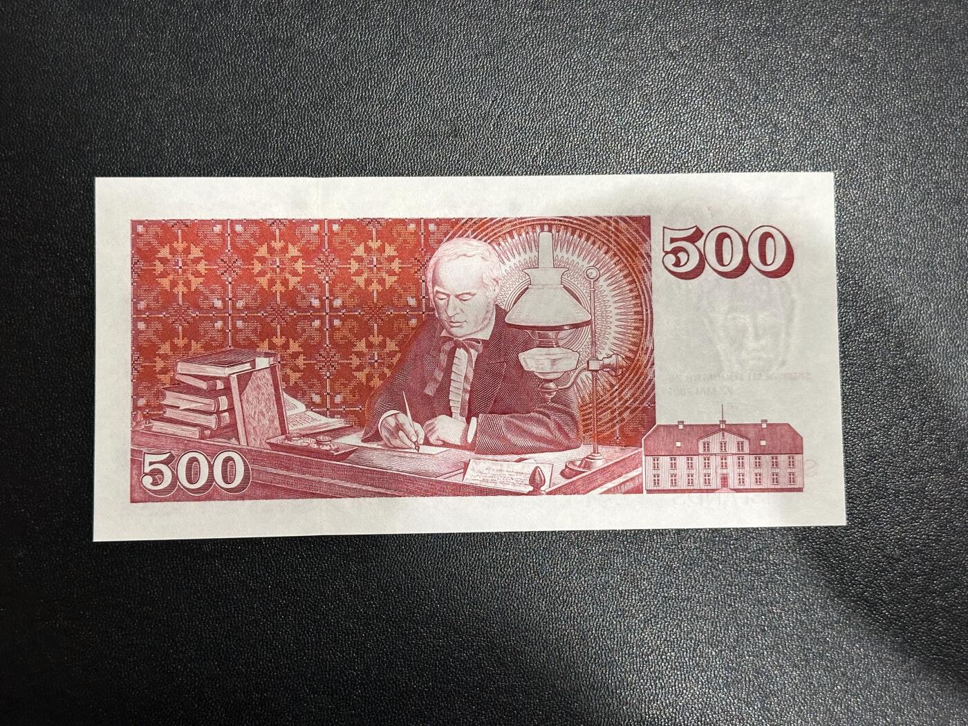 《外钞收藏家》第六百一十七期（精选场）（长期征集拍品、欢迎藏友们联系合作） 冰岛2001年500白边版一共三个签名，其中的一种签名，非常稀有，ebay都很难找到的品种