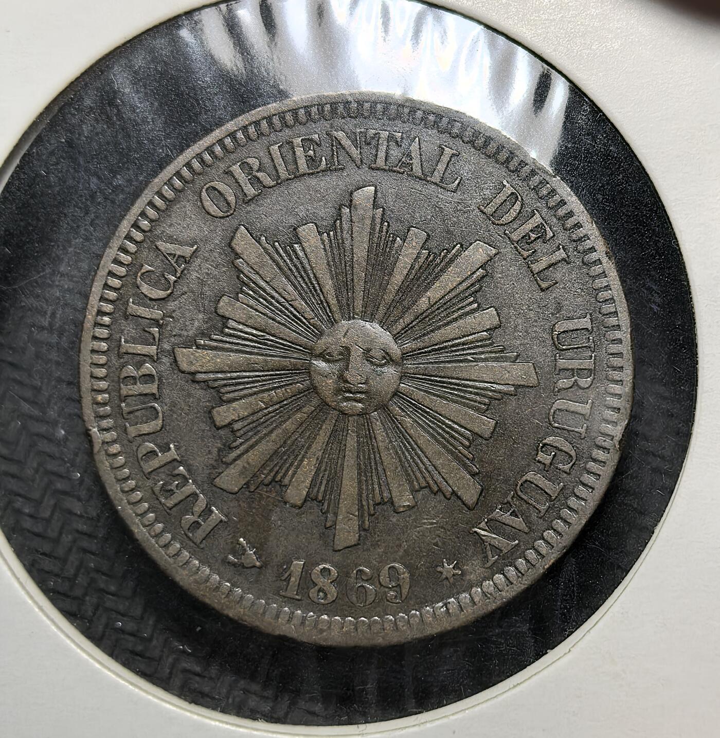 外国优质老铜币银币苏联纪念章，每周六晚九点倒数截拍，满百包邮可寄存，持续收拍 乌拉圭东岸共和国1869年2分铜币，正面为象征自由的五月太阳与国名，背面是面值与月桂枝环，见证乌拉圭独立后货币体系的建立与 19 世纪南美国家的经济发展。