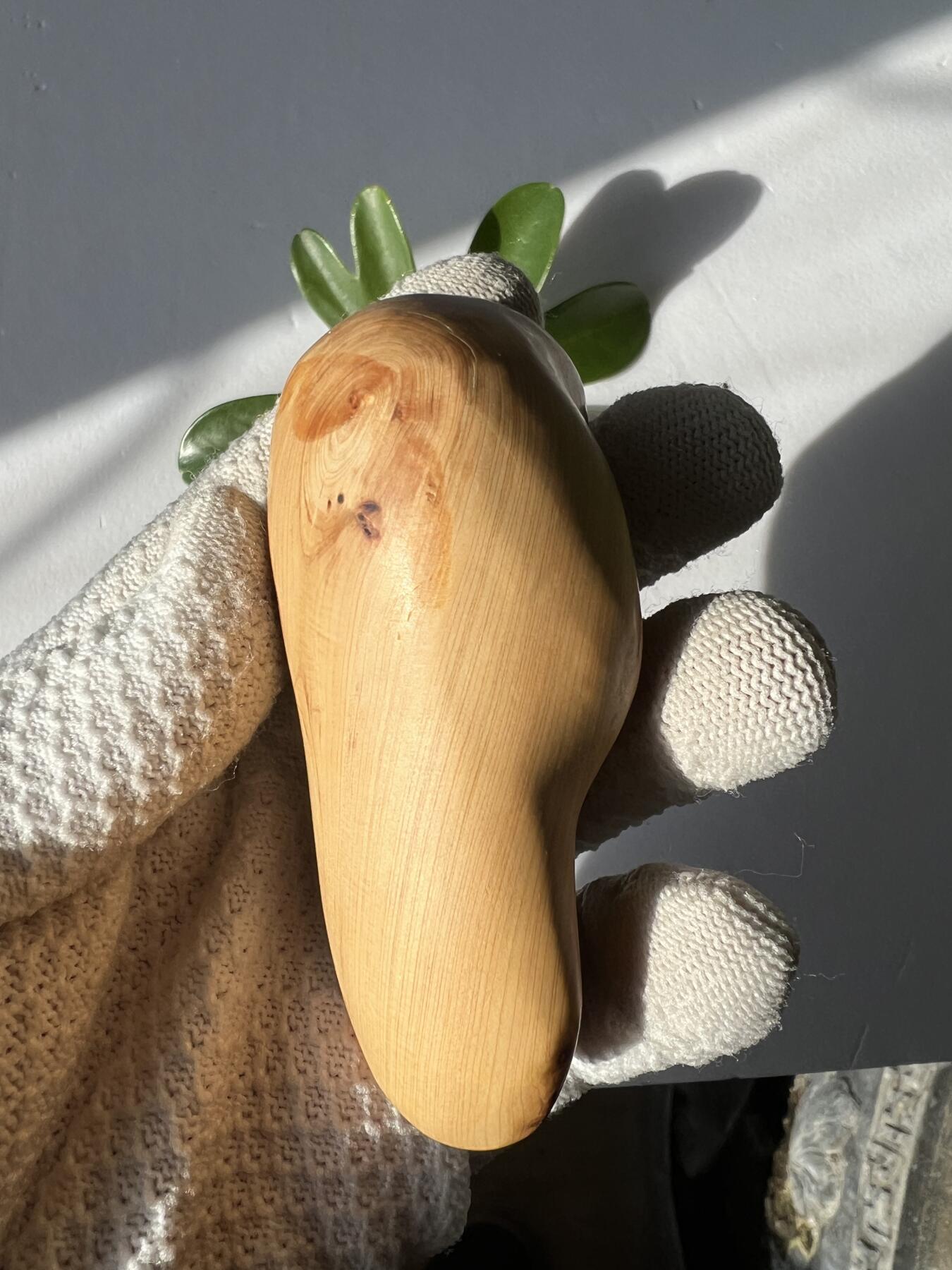 零元拍：崖柏瘤花随型手把件，十多年前的存货了，陈化的非常好，香味扑鼻，油性极大。