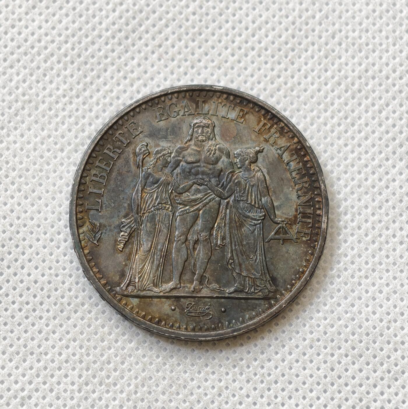 甄臻铺-世界币章拍卖（第54期），3月28日甄品场拍品征集中，送拍享返佣金等优惠多多 1965法国10法郎银币，黑色包浆，细节见图