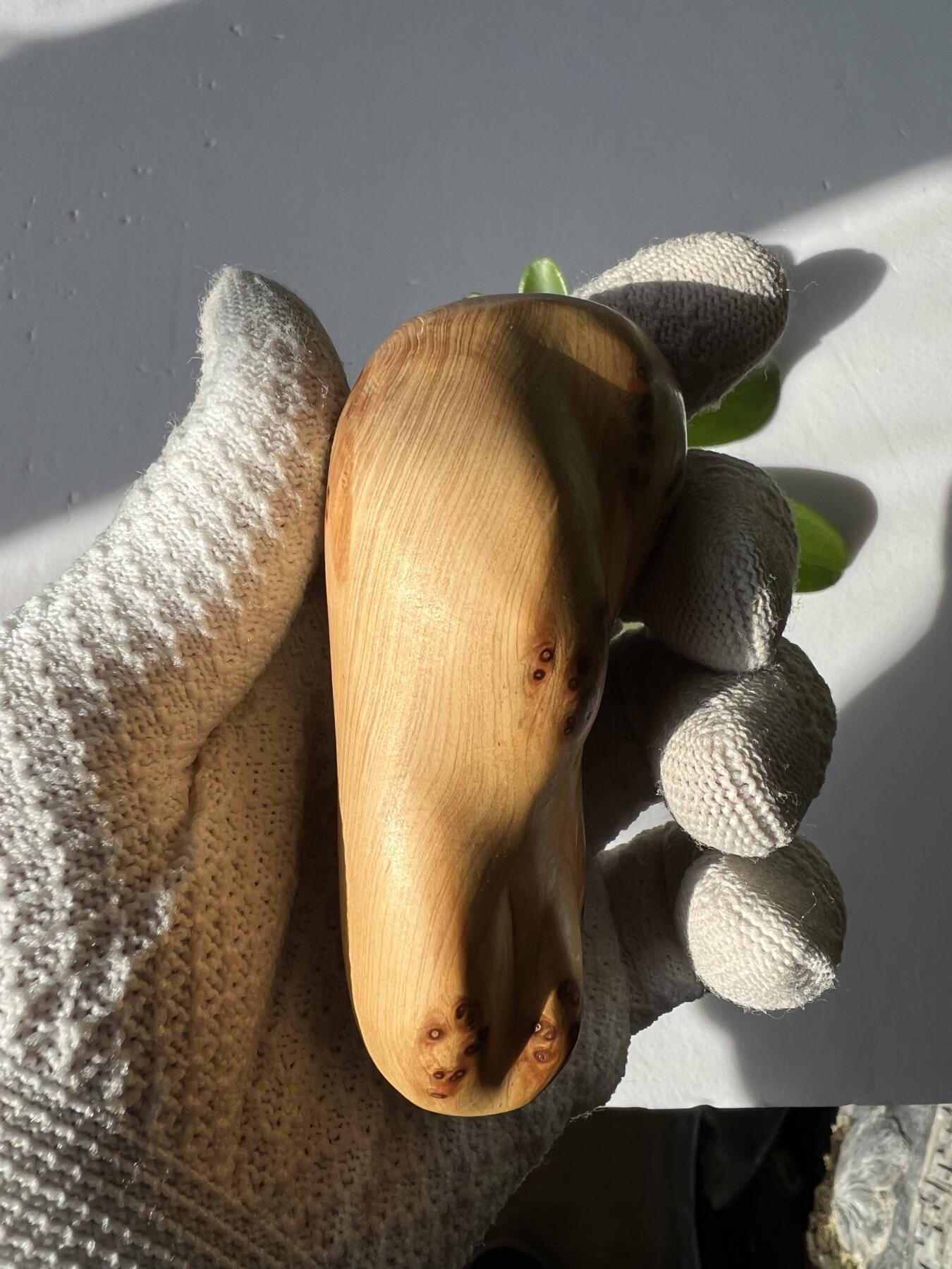 零元拍：崖柏瘤花随型手把件，十多年前的存货了，陈化的非常好，香味扑鼻，油性极大。