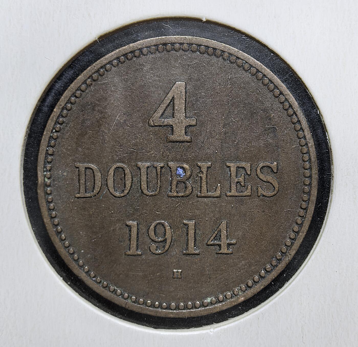 外国优质老铜币银币苏联纪念章，每周六晚九点倒数截拍，满百包邮可寄存，持续收拍 英属根西岛1914年 4 Doubles 铜币，属英国皇家属地货币体系，正面为岛徽与 “GUERNESEY”，背面标注面值与年份，由伯明翰希顿造币厂铸造，是当地流通辅币，见证海峡群岛货币从法郎向英镑过渡的历史。