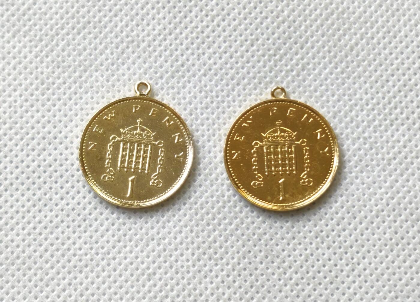 甄臻铺-世界币章拍卖（第54期），3月28日甄品场拍品征集中，送拍享返佣金等优惠多多 2枚一起 纯手工 英国伊丽莎白二世青年像 镀金高浮雕精制币章吊坠 20MM