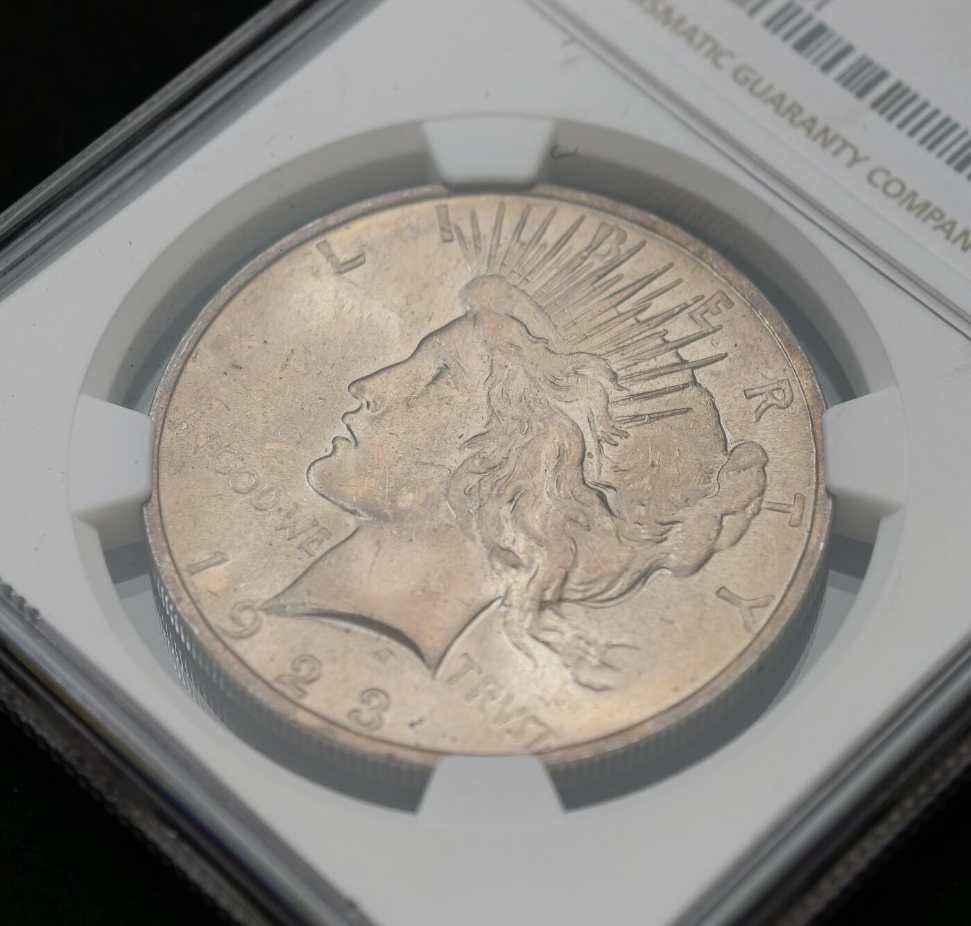 甄臻铺-世界币章拍卖（第54期），3月28日甄品场拍品征集中，送拍享返佣金等优惠多多 NGC-MS63 美国1923年和平1美元银币 暴力十字转光，带彩的不多，金黄美包浆，值得入手