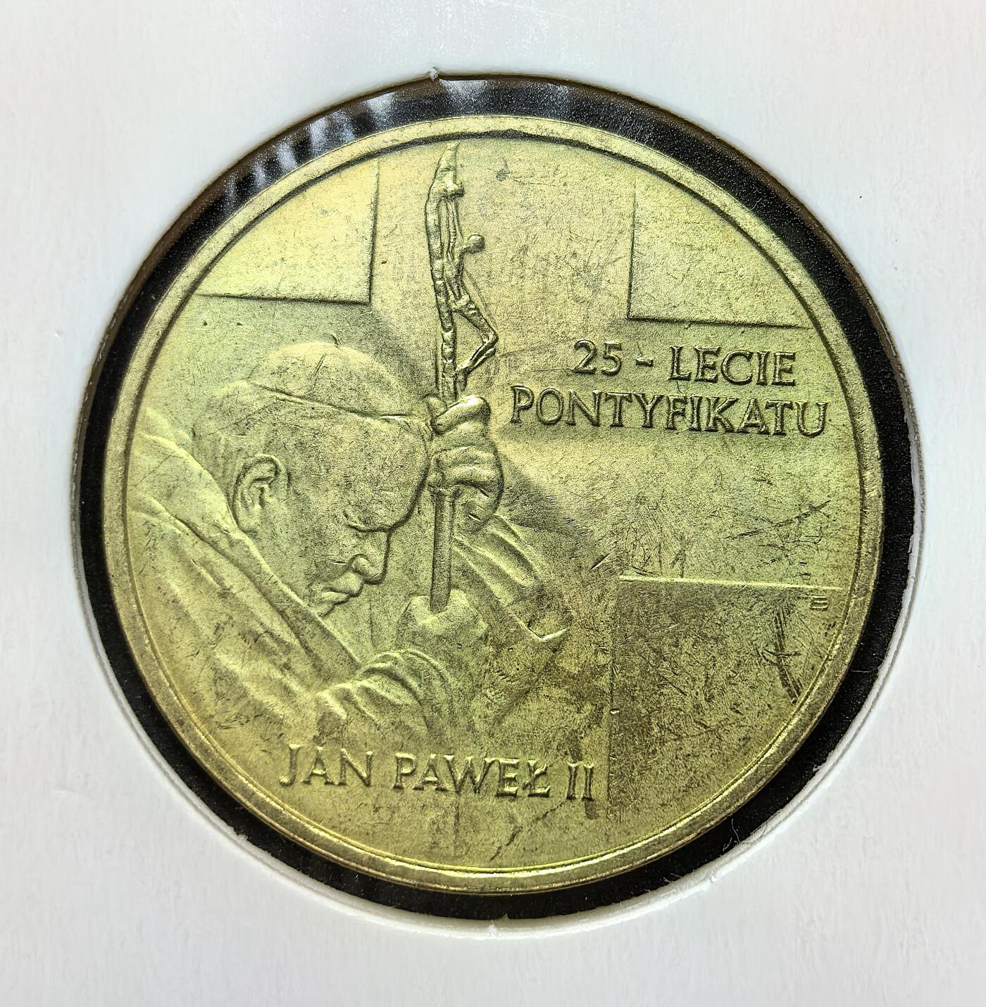 外国优质老铜币银币苏联纪念章，每周六晚九点倒数截拍，满百包邮可寄存，持续收拍 波兰2003年2兹罗提纪念币，为纪念若望・保禄二世任教宗 25 周年发行。正面为波兰国徽与十字，背面是教皇肖像与权杖，见证波兰对这位本土教宗的崇敬与宗教文化传承。