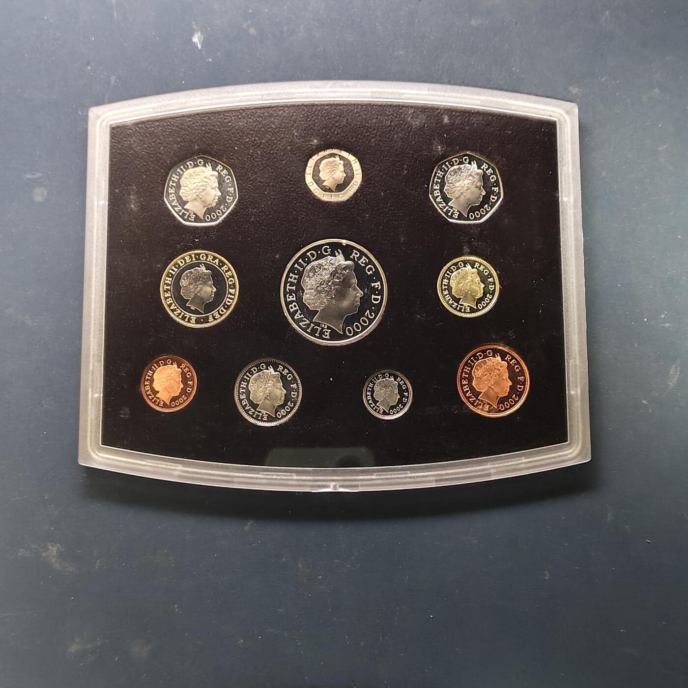 【全场包邮】纯粹捡漏拍513场 英国2000年官方收藏盒装精制套币-盒证全-含5镑千禧年+1镑威尔士红龙+50便士公共阅读精制纪念币