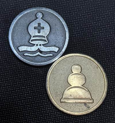 外国优质老铜币银币苏联纪念章，每周六晚九点倒数截拍，满百包邮可寄存，持续收拍 - 国际象棋主题代币。代币以银、铜双色呈现，分别雕刻国际象棋中的主教（带十字帽）、兵卒与国王（皇冠）形象，用于棋类活动纪念或收藏，承载着国际象棋的文化符号意义。