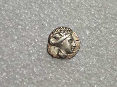 瓶子🏺第233期拍卖会 -  公元前3世纪古希腊埃维亚岛西斯提亚城邦（Histiaia）宁芙仙女银币   这是一枚古希腊埃维亚岛西斯提亚城（Histiaia, Euboea）发行的小面额银币，属于公元前3–2世纪的希腊化时期钱币