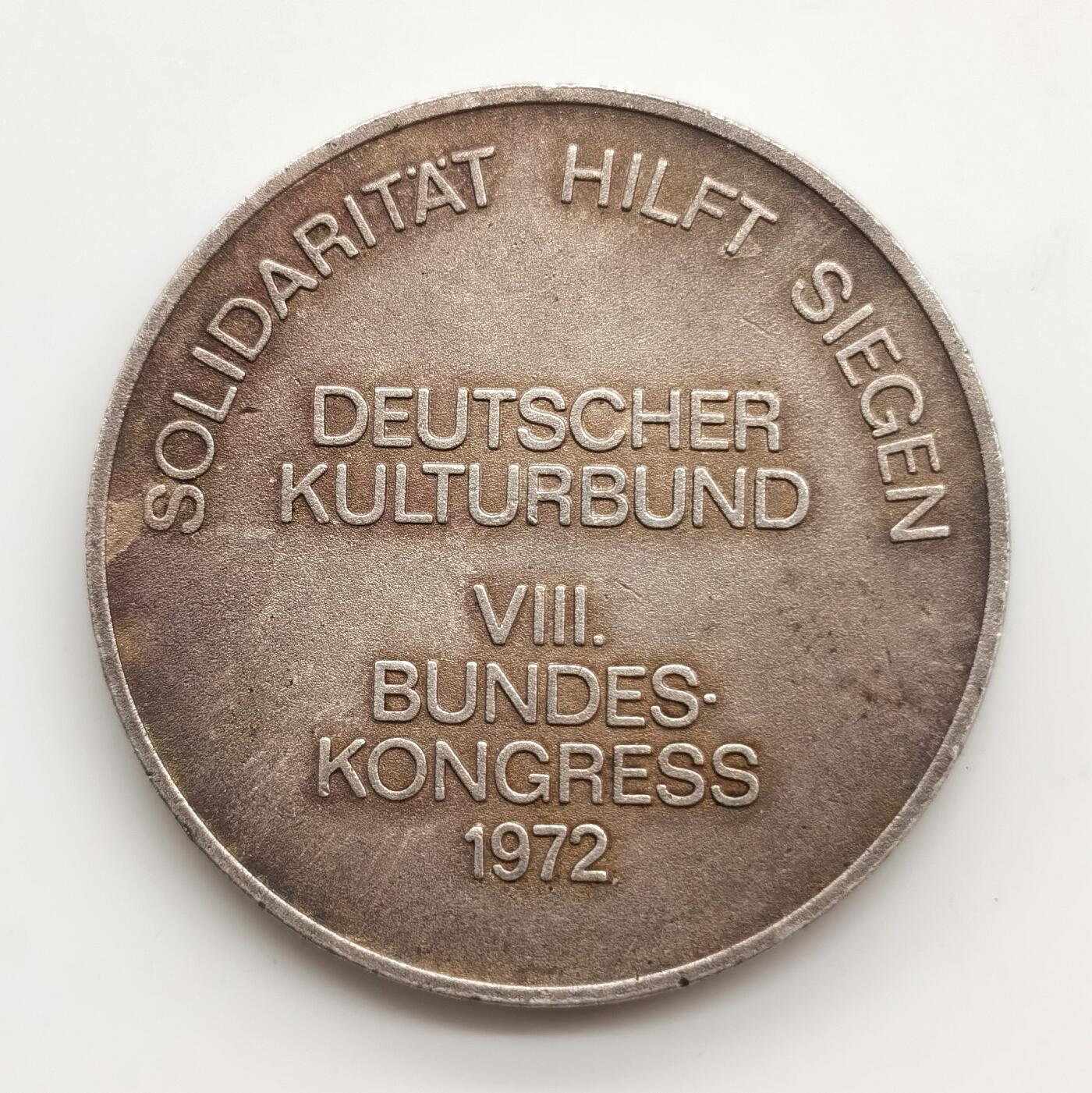 博洋堂世界钱币拍卖第164期（全场包邮） 东德1972年德意志文化联盟第八届联邦大会“越南必胜”纪念章，40mm，31.8克，正面VIETNAM SIEGT是德语，意为 “越南必胜”，是冷战时期东德对越南抗美斗争的声援口号，典型的冷战时期政治宣传类纪念章