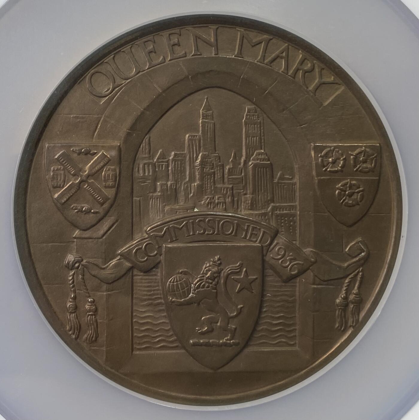 万国钱币拍卖第062期 NGC MS62 1936年英国玛丽女王号首航纪念铜章 由英国皇家造币厂新雕塑运动的领军人物吉尔伯特·贝叶斯出品 直径70毫米 重171克 目录编号BHM-4282 NGC盒子边缘有磕碰