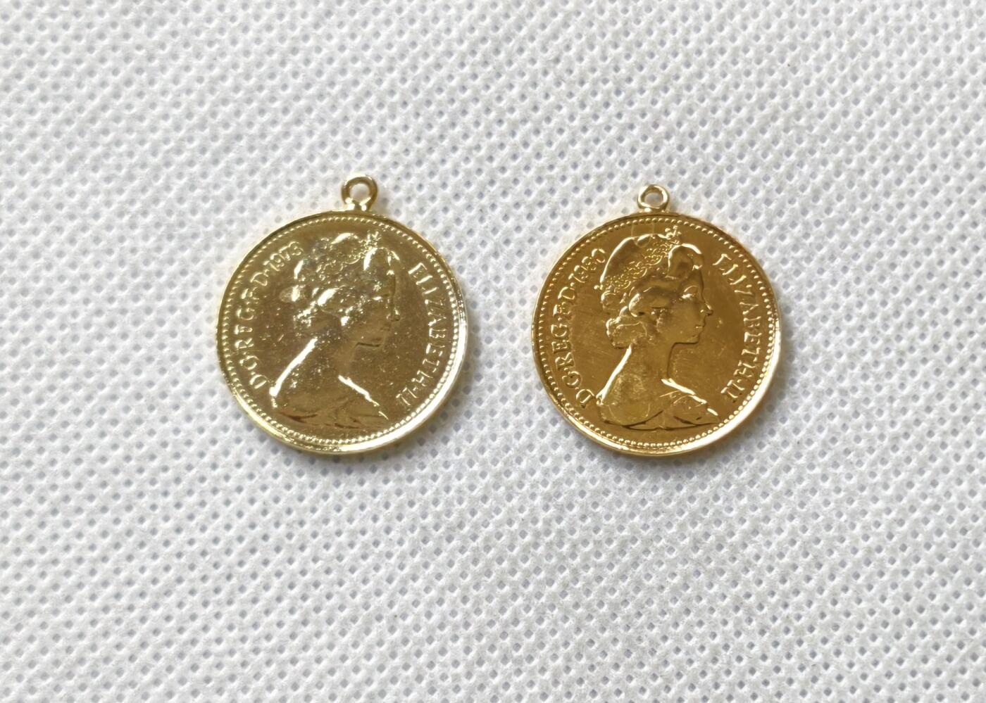 甄臻铺-世界币章拍卖（第54期），3月28日甄品场拍品征集中，送拍享返佣金等优惠多多 2枚一起 纯手工 英国伊丽莎白二世青年像 镀金高浮雕精制币章吊坠 20MM