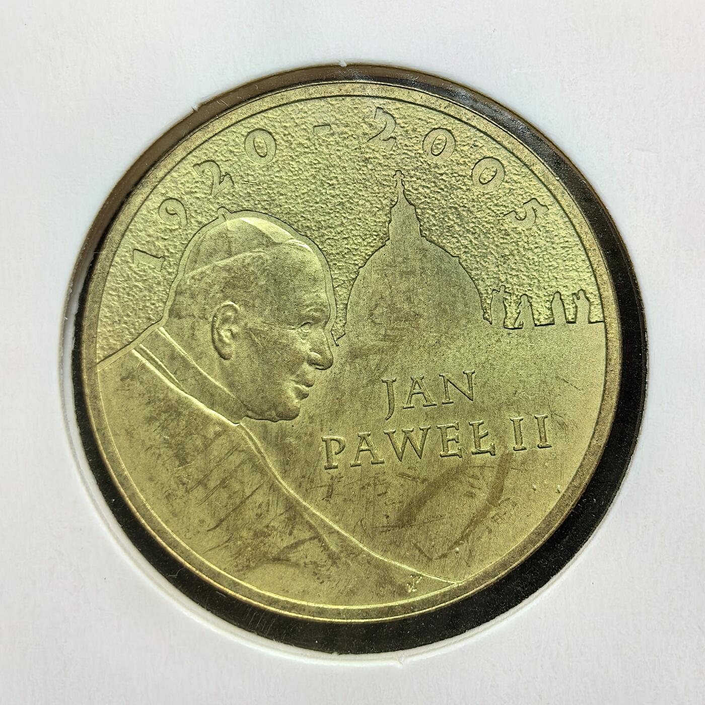 外国优质老铜币银币苏联纪念章，每周六晚九点倒数截拍，满百包邮可寄存，持续收拍 波兰2005年2兹罗提纪念币，为纪念若望・保禄二世逝世发行。正面为波兰国徽白鹰，背面是教皇肖像与梵蒂冈圣彼得大教堂，承载波兰对这位本土教宗的深切缅怀与宗教文化认同。