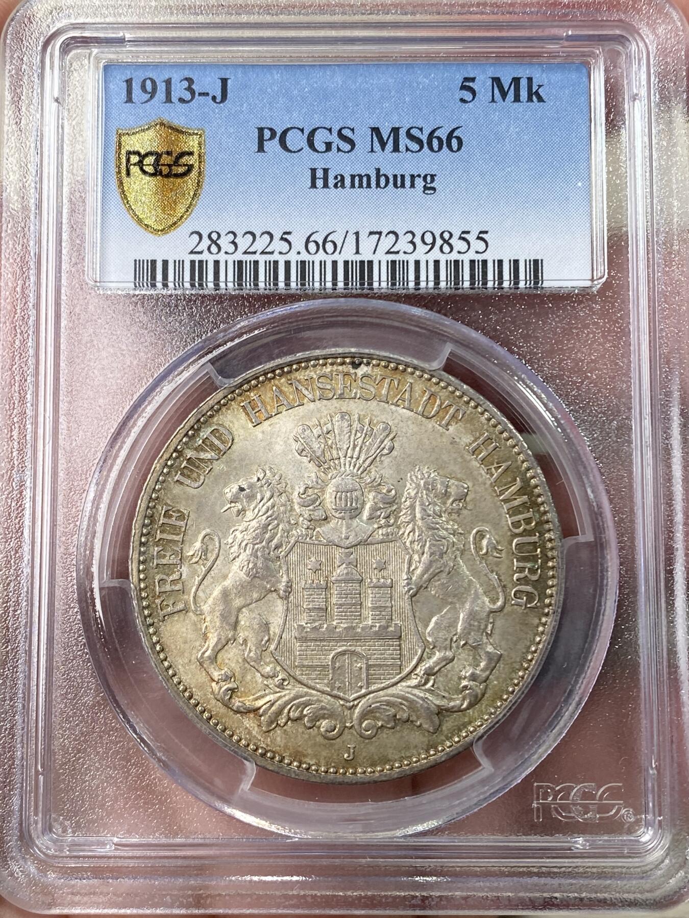 万国钱币拍卖第062期 PCGS MS66 1913年德国汉堡自由市长翅流通5马克 较为常见的长翅马克品种 但是想找到一枚如此原味GEM状态的绝不容易 双面均匀德式淡彩包浆搭配上经典汉堡双狮护盾令人爱不释手 PC老评水晶盒 万里挑一的顶级典藏品质