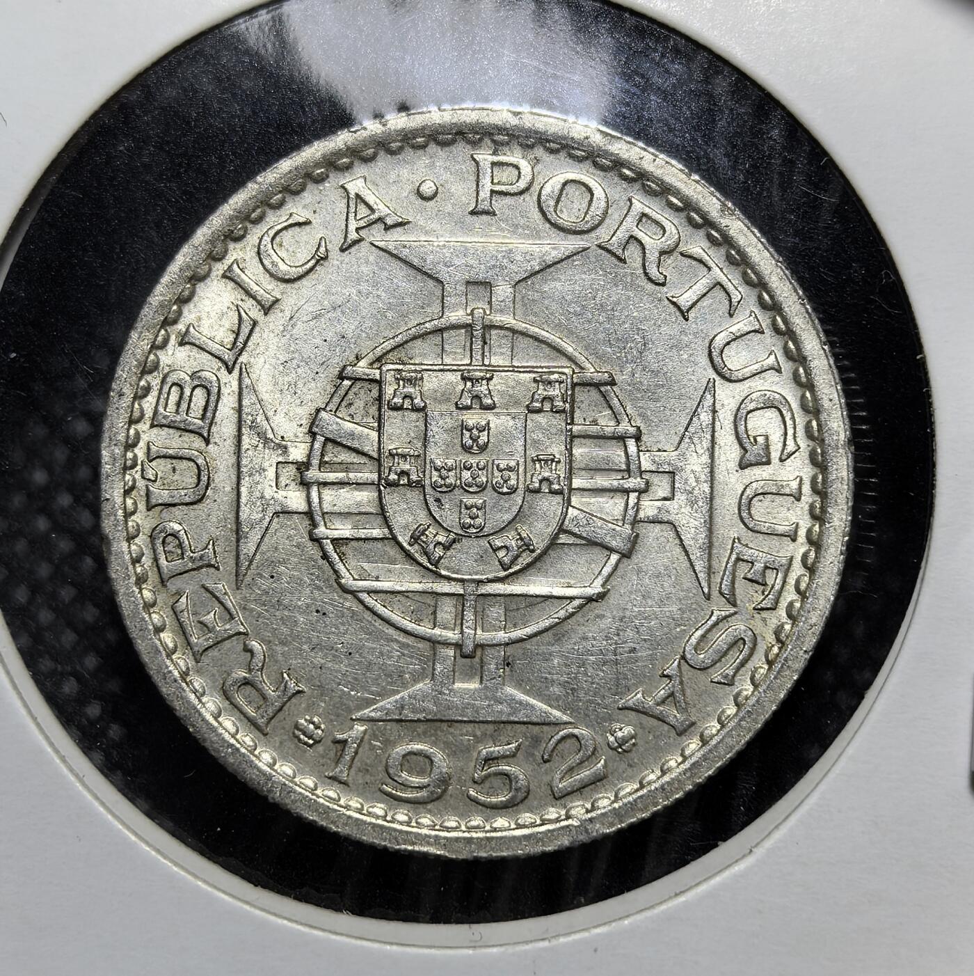 外国优质老铜币银币苏联纪念章，每周六晚九点倒数截拍，满百包邮可寄存，持续收拍 澳门1952年伍圆银币，为澳门首套自主发行的银币，由葡萄牙里斯本铸币厂铸造，正面铸葡萄牙国徽，背面有澳门中英文标识。它结束了澳门依赖外来货币的历史，是殖民时期中西文化交融的实物见证。