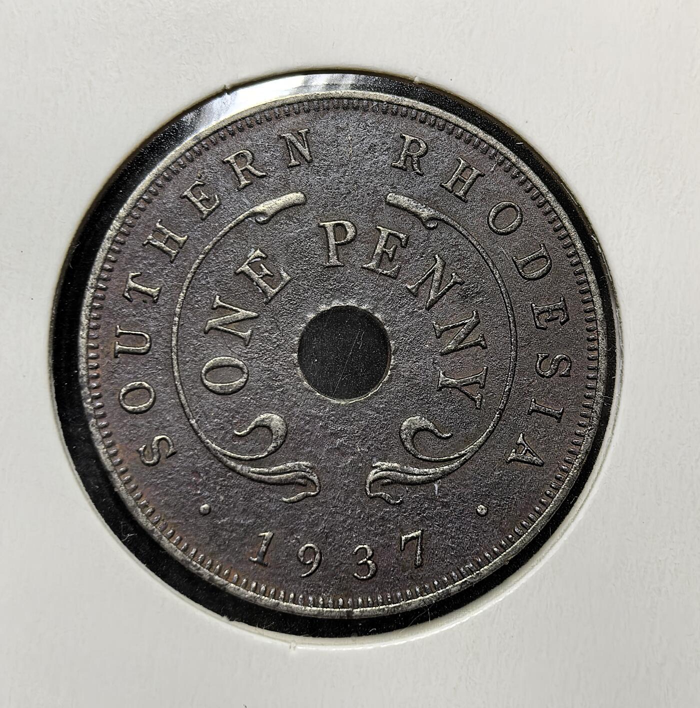 外国优质老铜币银币苏联纪念章，每周六晚九点倒数截拍，满百包邮可寄存，持续收拍 南罗得西亚1937年壹便士铜币，属英属自治领时期流通币。正面为乔治六世王冠纹章，背面是中孔面值与蛇纹装饰，见证英国殖民统治下的南部非洲殖民经济与社会变迁。