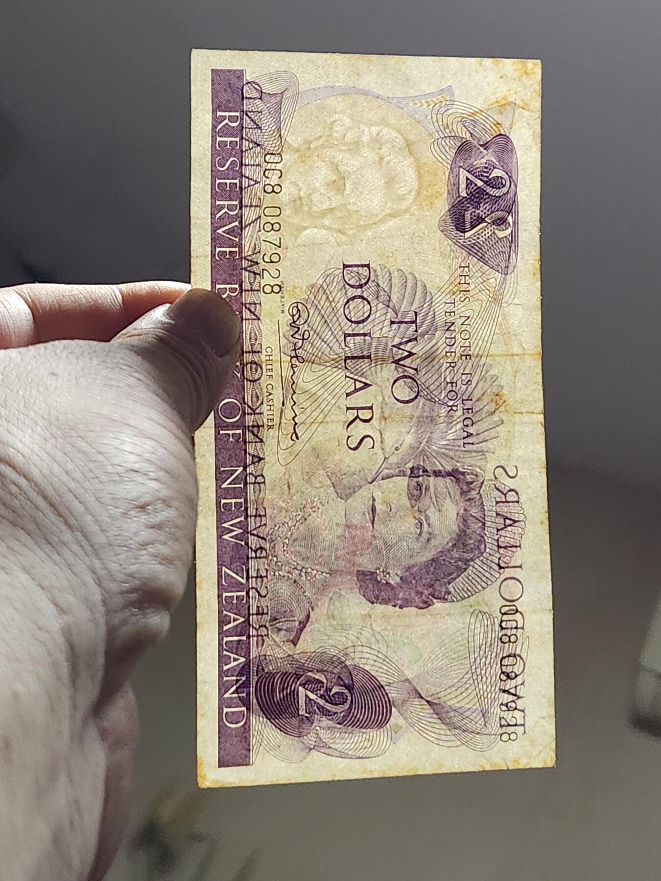 3月13号晚上8点 外国纸币自动截拍第37场 新西兰 1967年2元，首签名R.N.Fleming，极少，美品