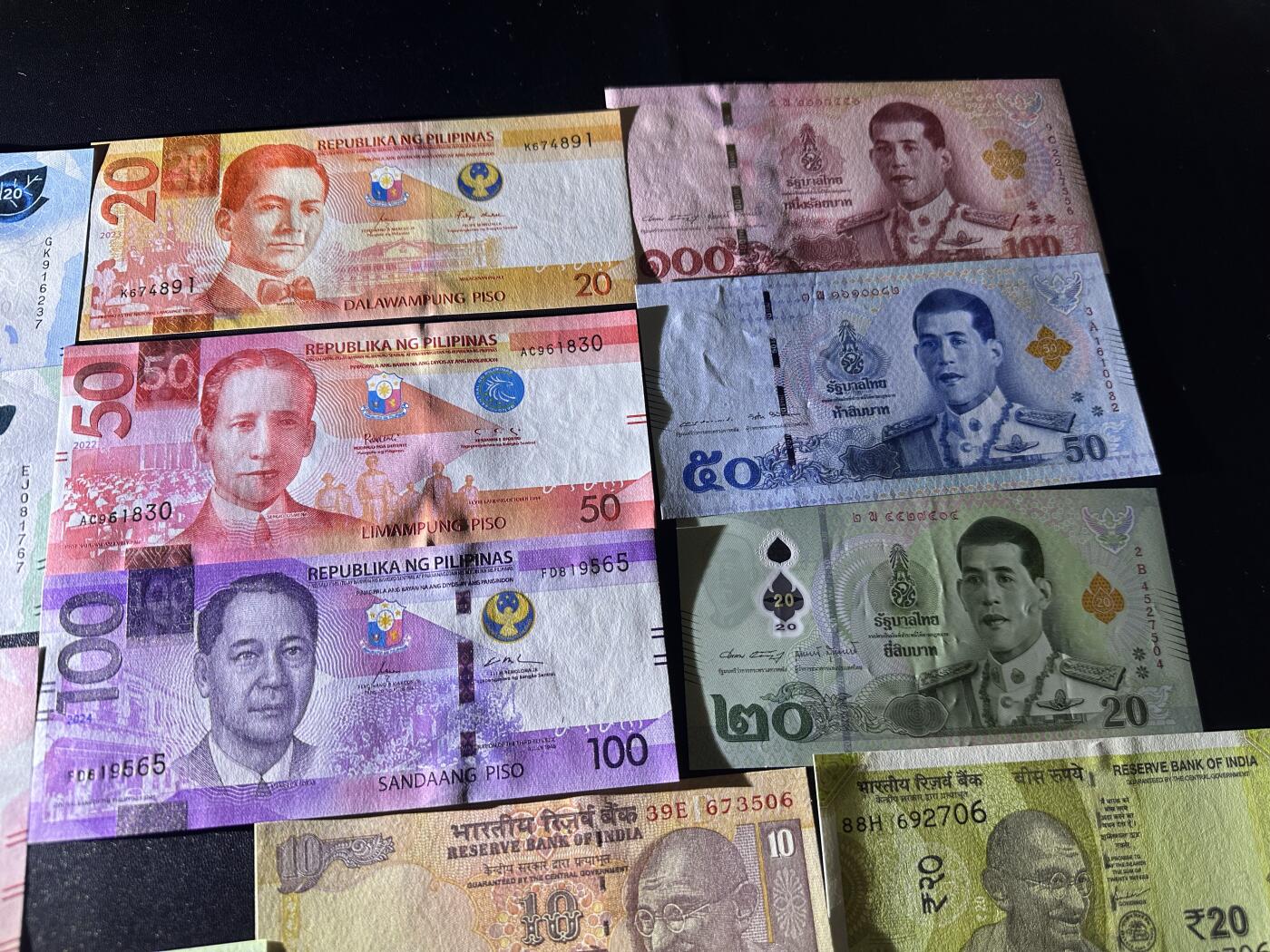 《外钞收藏家》第六百一十七期（精选场）（长期征集拍品、欢迎藏友们联系合作） 港币、菲律宾、印度、泰国4个小套 16张一起 全新UNC 泰国轻微瑕疵