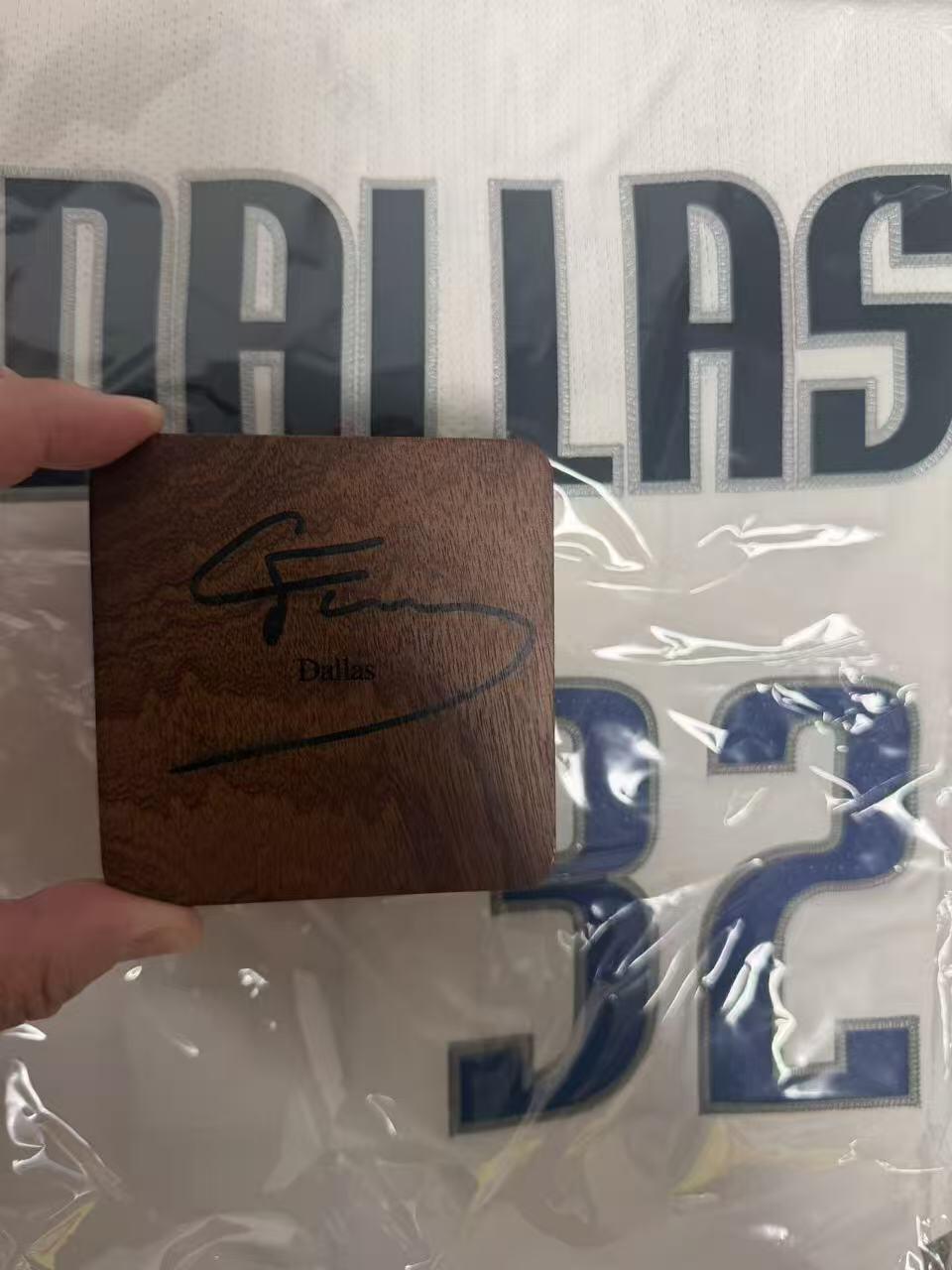 零元拍：天赋无界，攻防无双！新时代篮球的终极答案—NBA状元秀库珀·弗拉格亲签达拉斯城市地图木质诧寂收藏卡。（美国带回，品相极佳，就是同款布伦森纽约eBay拍了370＄纽约地图同款）