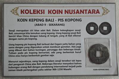 瓶子🏺第232期拍卖会 -  巴厘岛上被称为"piskopong"制作伽勒兰的材料相同pis kopong上的文字各不相同，有的是汉字 该时期巴厘岛的货币深受中国影响 巴厘人与国际商人之间的往来发生在中世纪晚期，即公元900年至1250年左右
