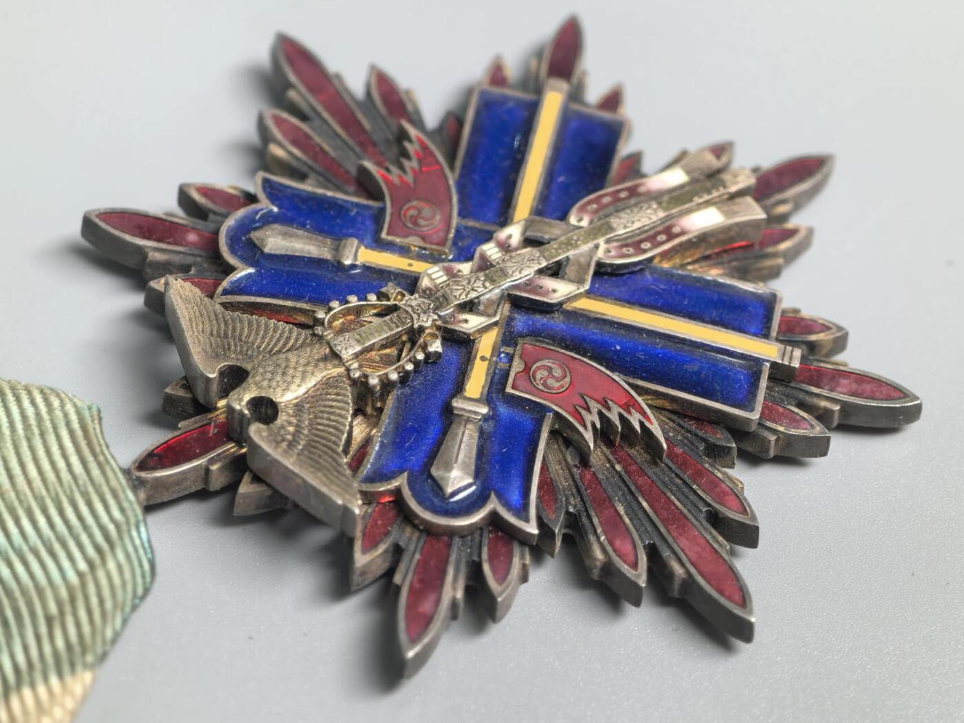 小驴勋章奖章收藏3月14日周六晚六点拍卖（珍爱和平，收藏战争，铭记历史，勿忘国耻，忠党爱国。有偿代拍，送拍规则在简介最后，参拍须阅读规则后再参拍，关系到运费包装发货时效真假辨别等关键信息，拍卖时不再发原图，看大图店主微信码在拍卖店铺介绍里） 五级金鸱勋章，银质七宝烧