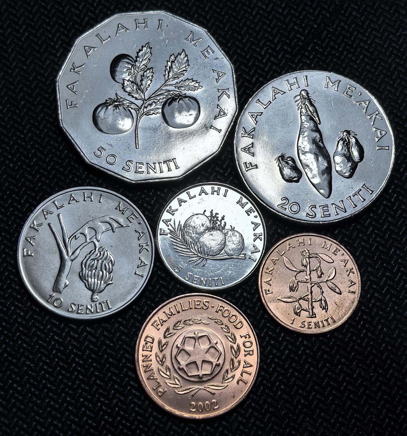 外国优质老铜币银币苏联纪念章，每周六晚九点倒数截拍，满百包邮可寄存，持续收拍 汤加FAO纪念币一组。币面多为国王头像与本土农作物（玉米、薯类），属汤加反映农业与王室传承的特色铸币。