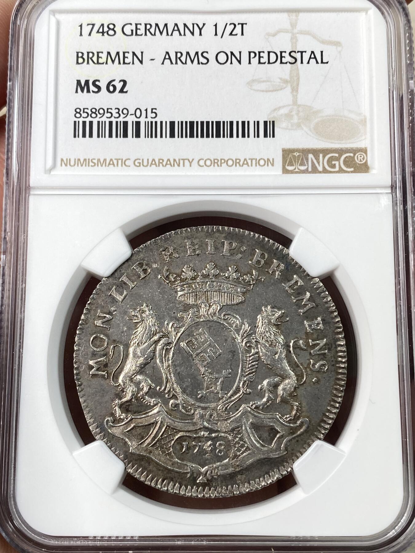 万国钱币拍卖第062期 NGC MS62 1748年德国不莱梅自由市双狮护盾1/2泰勒银币 罕见早期不莱梅双狮护钥 打制极其深峻细节纤毫毕现 淡五彩包浆环绕原味收藏级 NGC唯一冠军分
