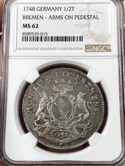 万国钱币拍卖第062期 - NGC MS62 1748年德国不莱梅自由市双狮护盾1/2泰勒银币 罕见早期不莱梅双狮护钥 打制极其深峻细节纤毫毕现 淡五彩包浆环绕原味收藏级 NGC唯一冠军分