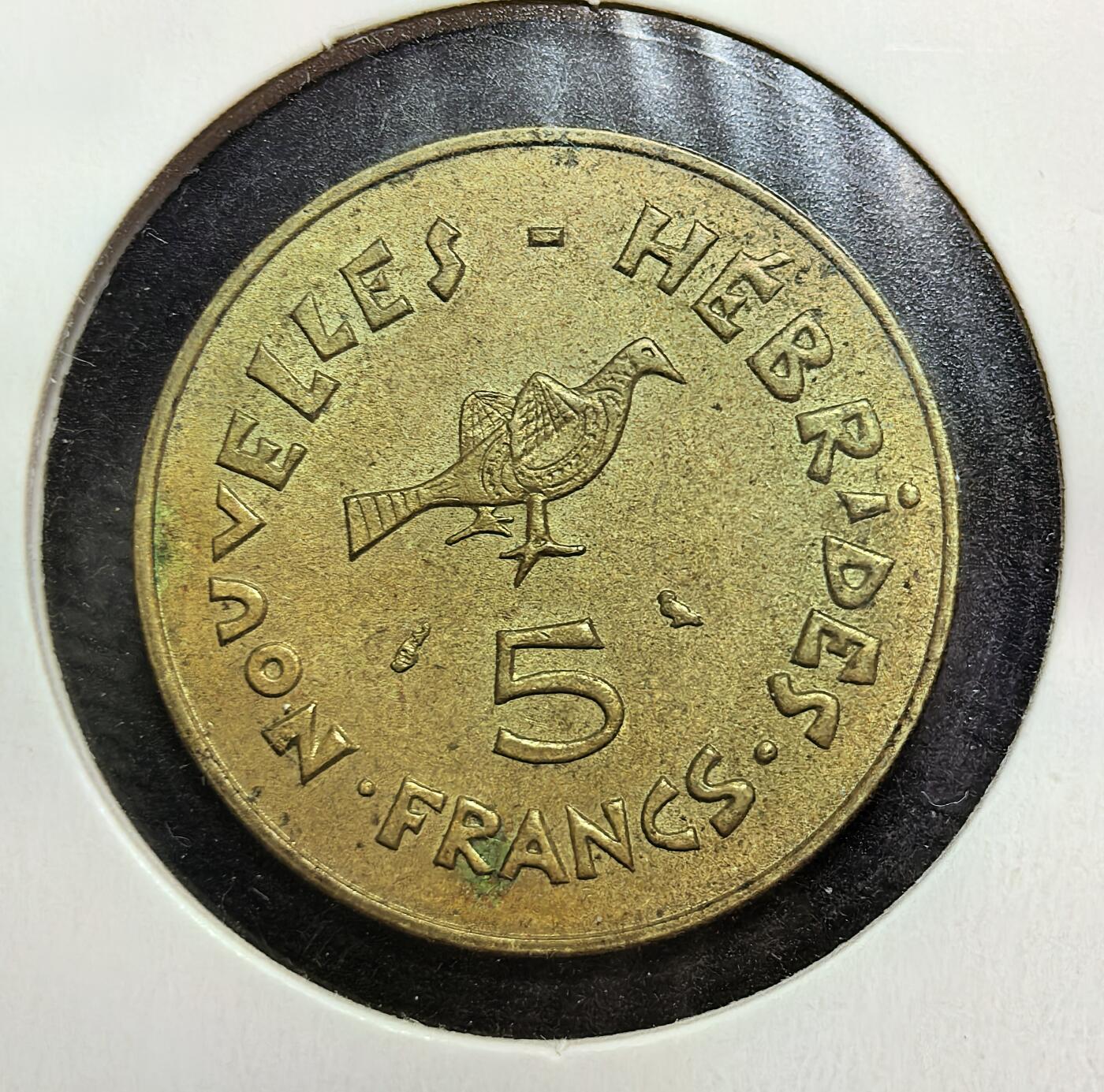 外国优质老铜币银币苏联纪念章，每周六晚九点倒数截拍，满百包邮可寄存，持续收拍 少见法英共管新赫布里底群岛1970年5法郎铜币，正面为自由女神像与年份，背面标注当地鸟类图案。见证英法共管时期南太平洋的殖民历史，是独立前太平洋属地货币体系的重要实物。