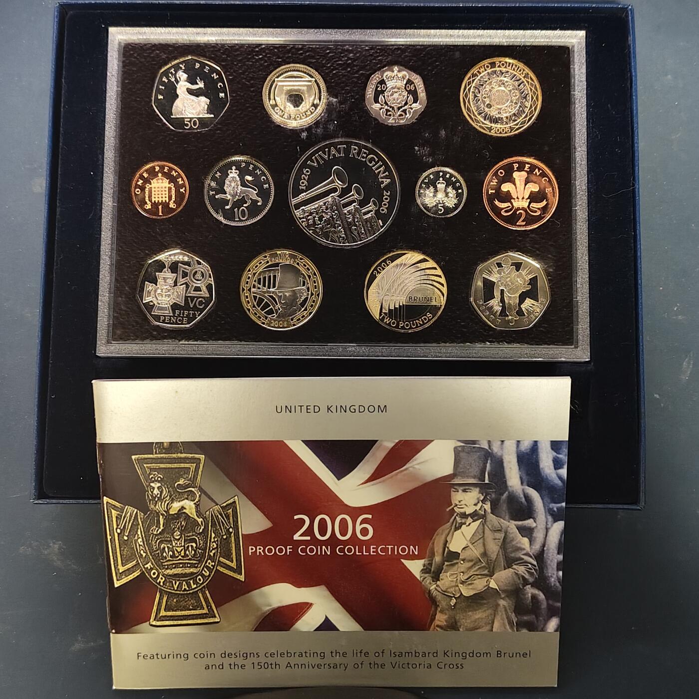【全场包邮】纯粹捡漏拍513场 英国2006年官方收藏盒装精制套币-盒证全-含5镑女王大寿+2镑布鲁内尔2枚+1镑埃及桥+50便士维多利亚十字勋章2枚精制纪念币