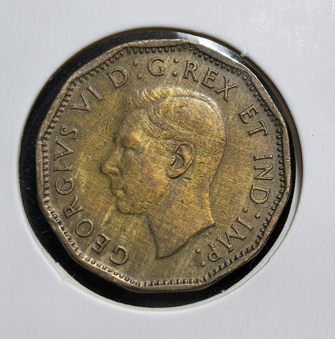 外国优质老铜币银币苏联纪念章，每周六晚九点倒数截拍，满百包邮可寄存，持续收拍 加拿大1943年二战5 分 “胜利币”：因镍为战略物资，改用黄铜合金（tombac）铸造；正面为乔治六世头像，背面以火炬与 “V” 象征胜利，边缘暗藏摩斯电码爱国标语，是战时动员与物资管控的见证。