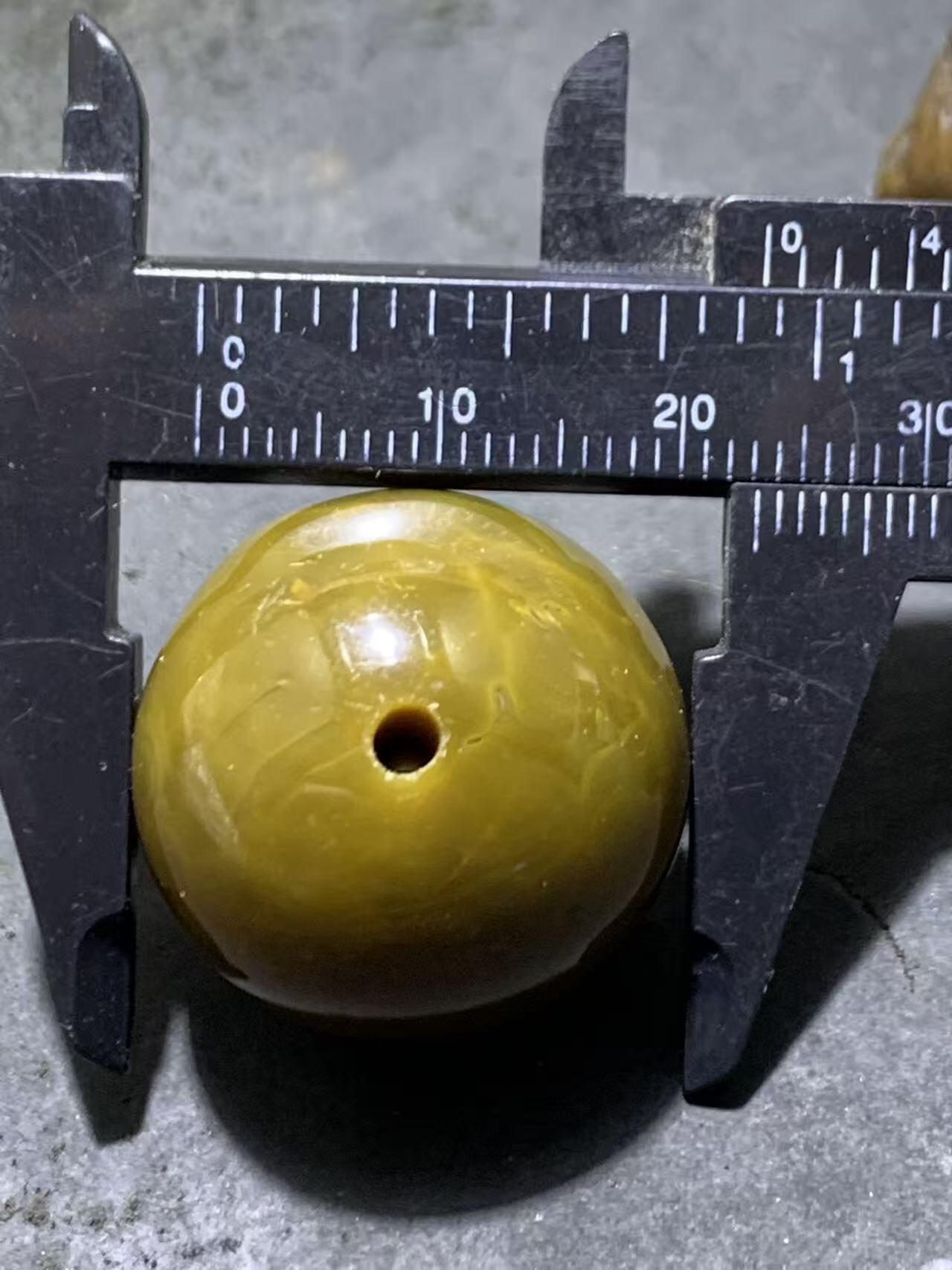 精美高润度冻料战国红玛圆珠一个，