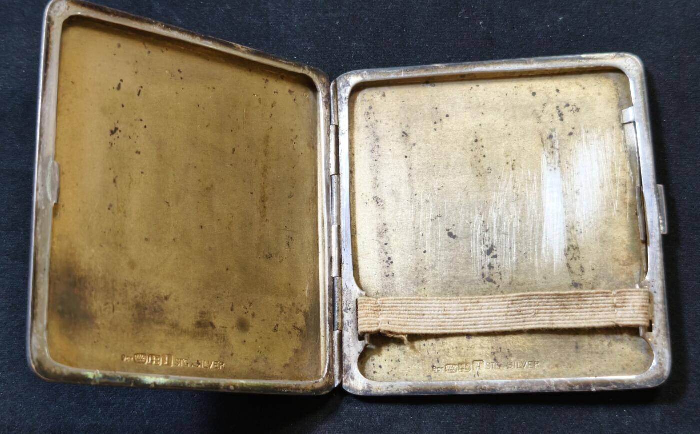 甄臻铺-世界币章拍卖（第54期），3月28日甄品场拍品征集中，送拍享返佣金等优惠多多 澳大利亚新南威尔士古董纯银嵌9k实金烟盒，澳大利亚新南威尔士纯银标记和9k金标记清晰齐全，1939年出品，925纯银。长7.6厘米，宽7厘米，重121.3克。盒面双面玑镂纹，精美大方，嵌9k金几何图标，并有原主人名Jevry铭刻。总体品相佳，能装7支短烟（鸽子重拍）