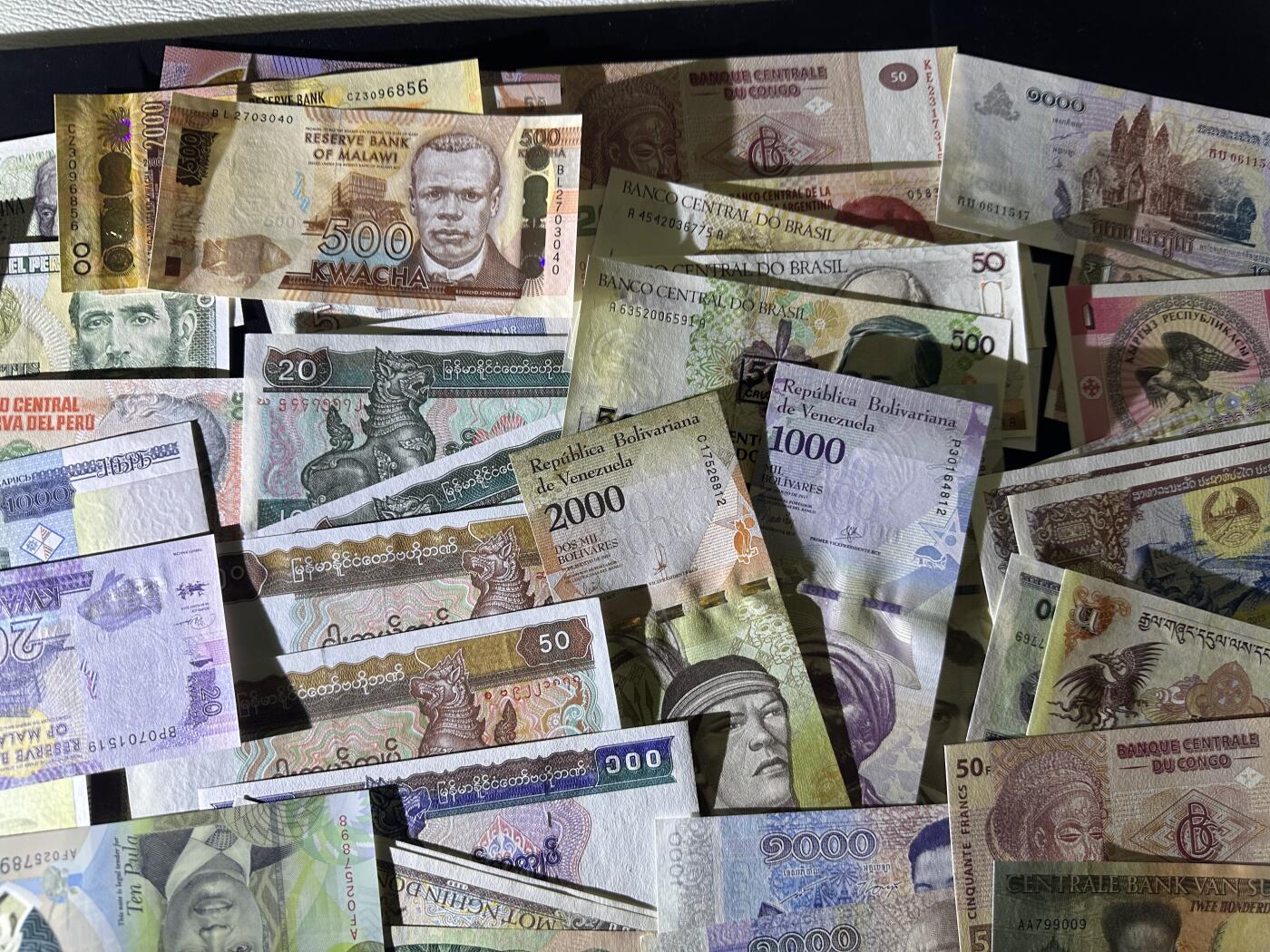 《外钞收藏家》第六百一十七期（精选场）（长期征集拍品、欢迎藏友们联系合作） 外币大礼包 近百张一起 基本都是全新