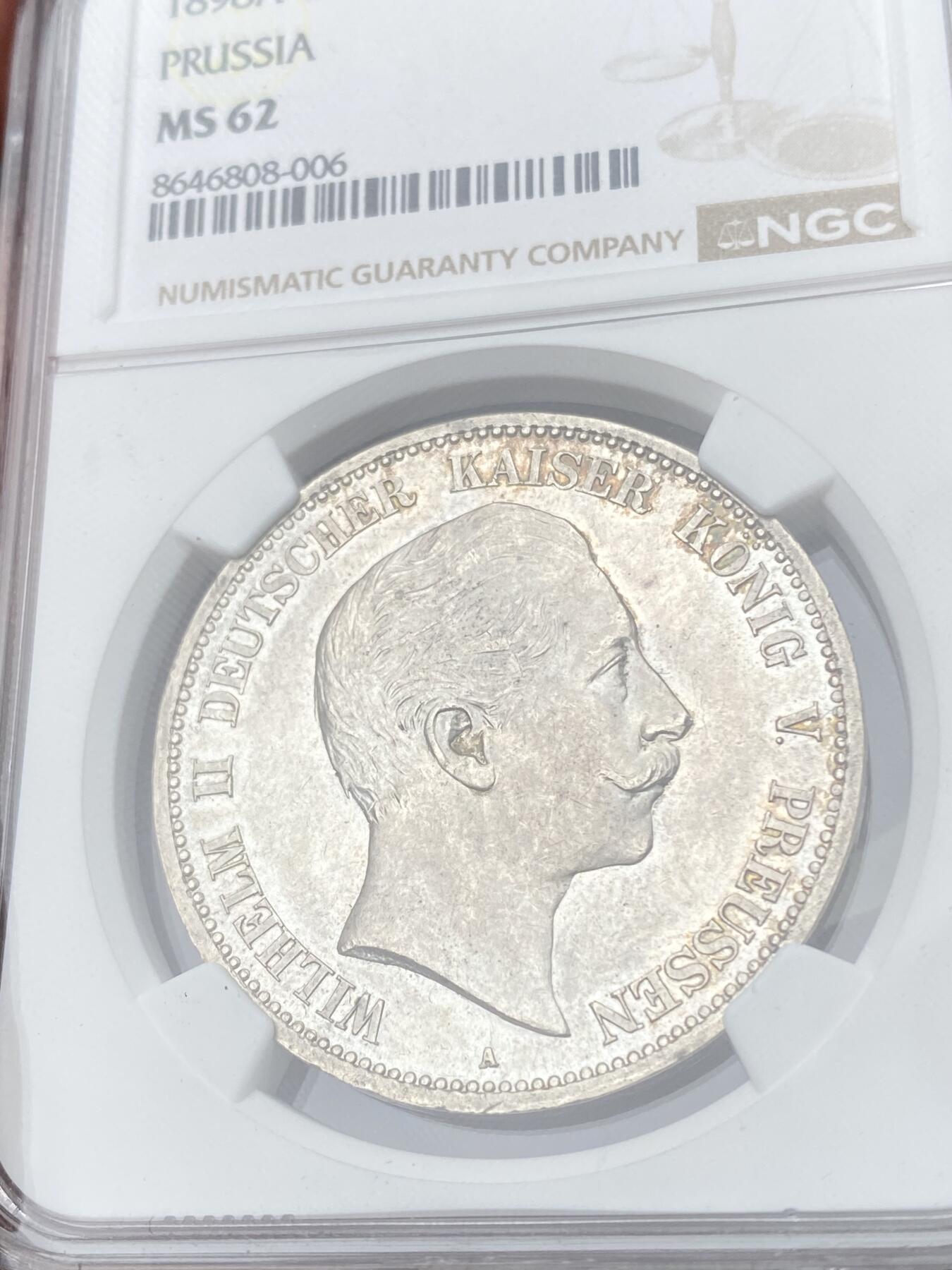 万国钱币拍卖第062期 NGC MS62 1898年德国普鲁士威廉二世长翅流通5马克 流通异常充分的马克品种 罕见早期高难度年份已是NGC季军分 原味青花色调优雅转光收藏级