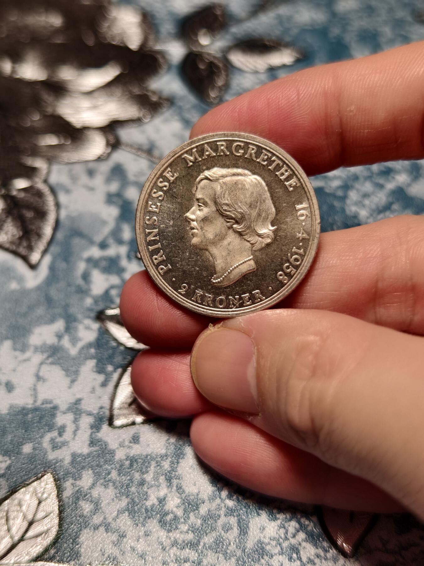 抚柳草堂-第十六期章牌钱币  奖章勋章限时免佣 满百包邮 放漏专场 1958丹麦王国2克朗纪念银币 重15g 底板丝滑镜面光泽 为庆祝玛格丽特二世公主（后来的丹麦女王）18岁成年而铸造