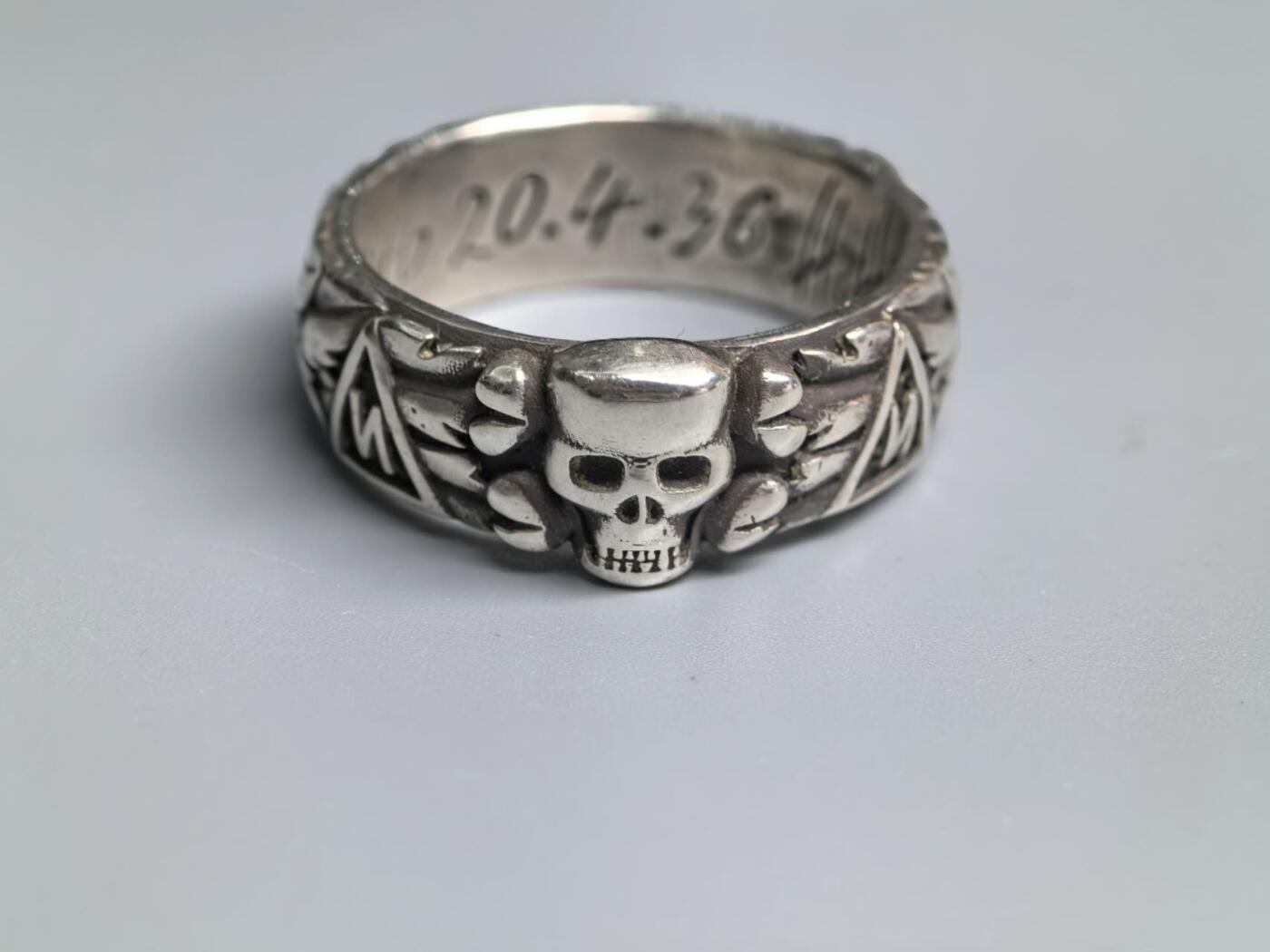 小驴勋章奖章收藏3月14日周六晚六点拍卖（珍爱和平，收藏战争，铭记历史，勿忘国耻，忠党爱国。有偿代拍，送拍规则在简介最后，参拍须阅读规则后再参拍，关系到运费包装发货时效真假辨别等关键信息，拍卖时不再发原图，看大图店主微信码在拍卖店铺介绍里） 现代工艺品 得三SS荣誉戒指，纯银材质，带现代工艺品木盒，港码20码