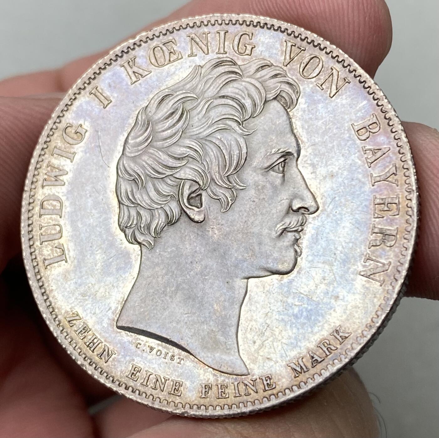 万国钱币拍卖第062期 1837巴伐利亚圣·米迦勒勋章历史大泰勒 路德维希一世在1837年修改此勋章的宗教和军事属性 将其指定为功绩勋章 授予被国王认可做出杰出贡献的人 并发行历史泰勒加以纪念 勋章中央为大天使长圣·米迦勒 手持闪电之剑 脚踩恶魔 欧陆淡五彩收藏级